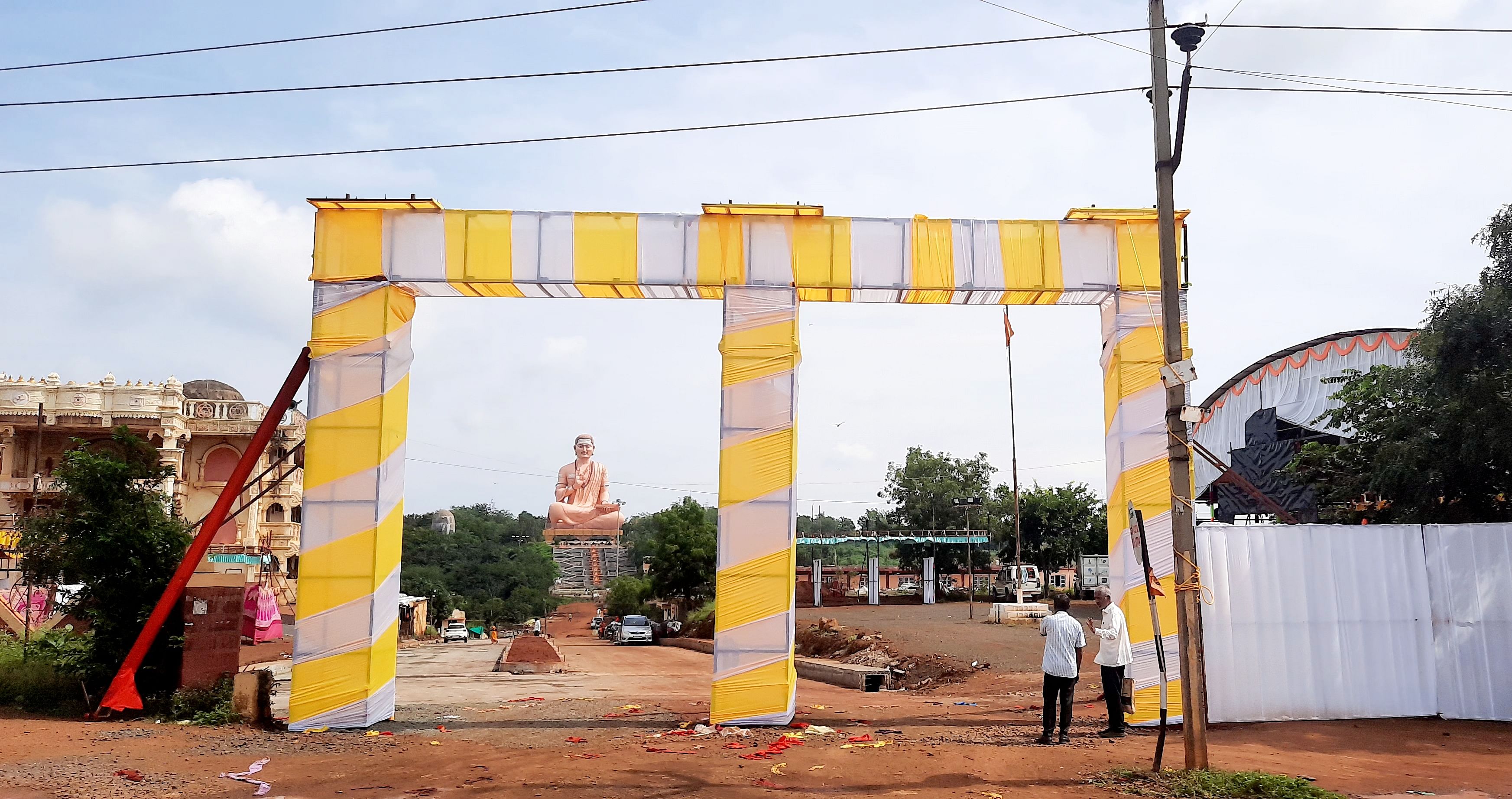 ಬಸವಕಲ್ಯಾಣದ ಬಸವ ಮಹಾಮನೆ ಆವರಣದಲ್ಲಿ ಕಲ್ಯಾಣ ಪರ್ವಕ್ಕಾಗಿ ಸ್ವಾಗತ ಕಮಾನು ನಿರ್ಮಿಸಿರುವುದು