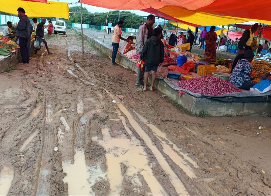 ವೇಮಗಲ್ ನ ಬುಧವಾರ ಸಂತೆಯಲ್ಲಿ ಮಳೆಯಿಂದ ಸಂತೆಯ ರಸ್ತೆಗಳು ಕೆಸರುಮಯವಾಗಿ ಓಡಾಡಲು ತೊಂದರೆ ಉಂಟಾಗುತ್ತಿದೆ.