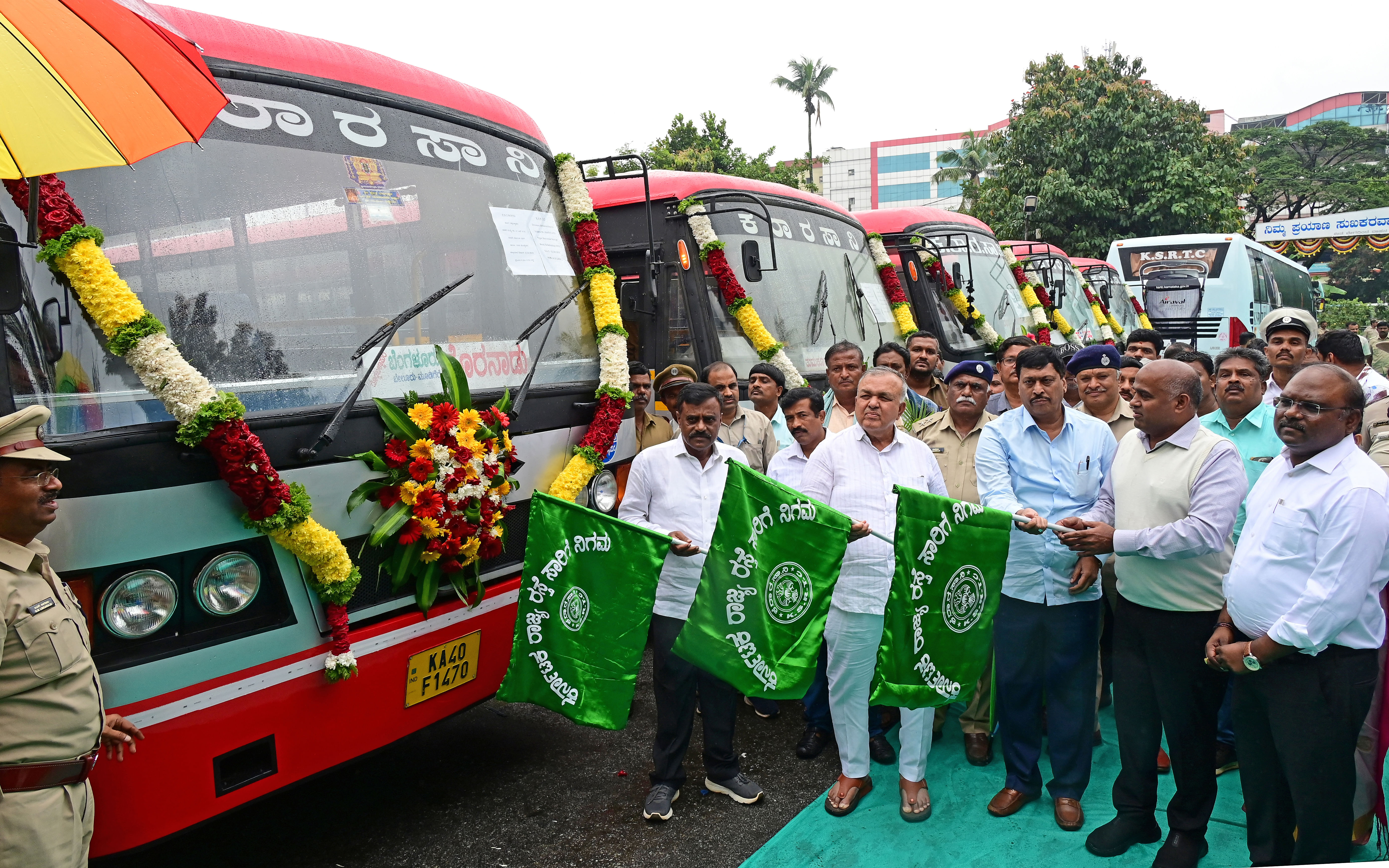 ಪುನಶ್ಚೇತನಗೊಂಡ ಕೆಎಸ್‌ಆರ್‌ಟಿಸಿ ಬಸ್ಸುಗಳಿಗೆ ಸಾರಿಗೆ ಸಚಿವ ರಾಮಲಿಂಗಾರೆಡ್ಡಿ ಚಾಲನೆ ನೀಡಿದರು. ಕೆಎಸ್ಆರ್‌ಟಿಸಿ ಅಧ್ಯಕ್ಷ ಎಸ್.ಆರ್ ಶ್ರೀನಿವಾಸ್, ಉಪಾಧ್ಯಕ್ಷ ಮೊಹಮದ್ ರಿಜ್ವಾನ್ ನವಾಬ್, ವ್ಯವಸ್ಥಾಪಕ ನಿರ್ದೇಶಕ ವಿ. ಅನ್ಬುಕುಮಾರ್ ಮತ್ತು ಸಾರಿಗೆ ಇಲಾಖೆ ಕಾರ್ಯದರ್ಶಿ ಎನ್.ವಿ. ಪ್ರಸಾದ್ ಭಾಗವಹಿಸಿದ್ದರು -ಪ್ರಜಾವಾಣಿ ಚಿತ್ರ