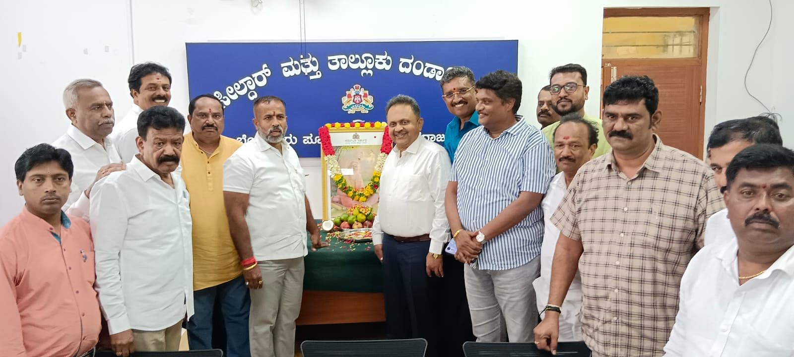 ವಾಲ್ಮೀಕಿ ಭಾವಚಿತ್ರಕ್ಕೆ ಎಂ.ವೆಂಕಟೇಶ್, ಬಾಕ್ಸರ್ ನಾಗರಾಜ್ ಹಾಗೂ ಸಮುದಾಯದ ಮುಖಂಡರು ಪುಷ್ಪ ನಮನ ಸಲ್ಲಿಸಿದರು