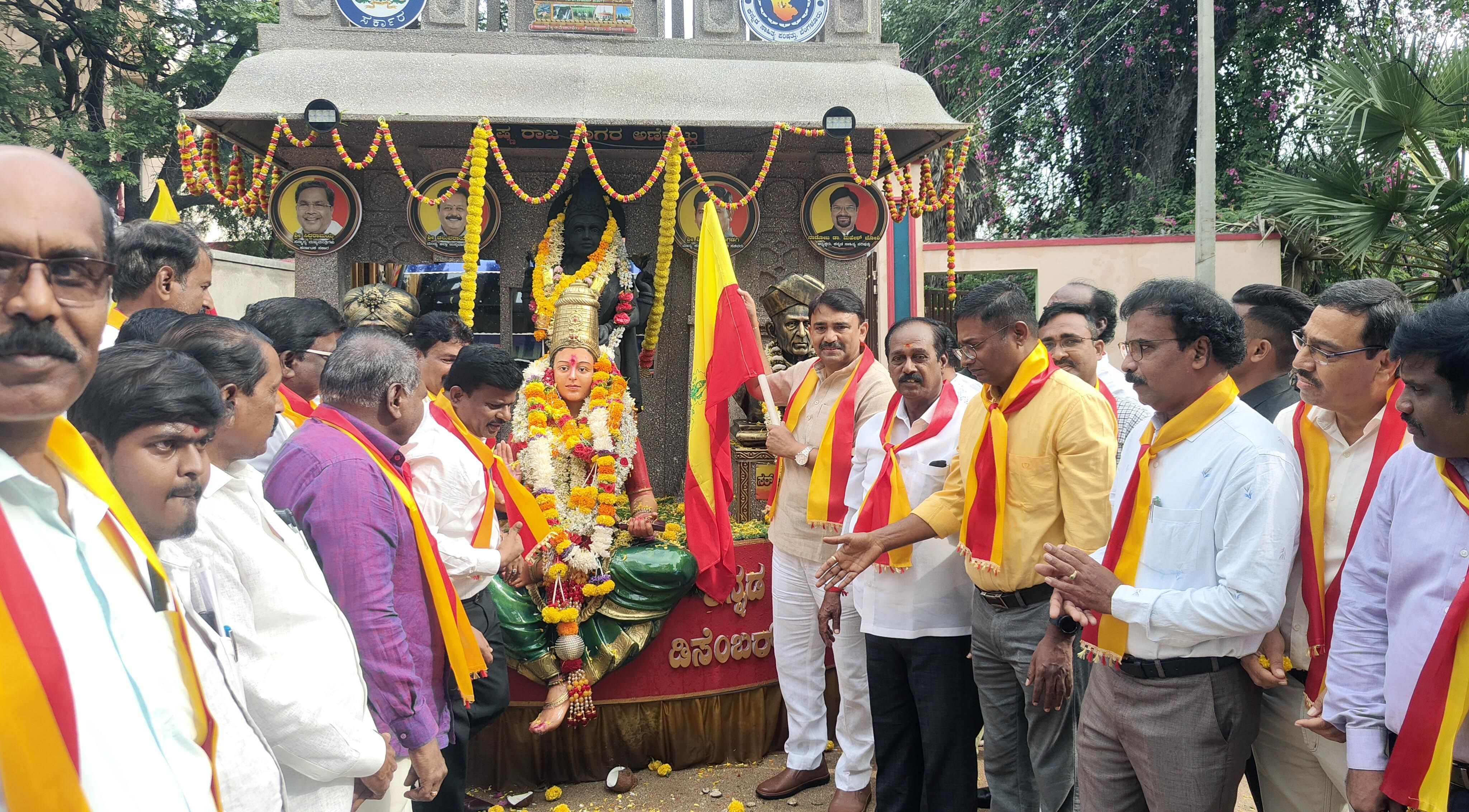 ರಾಯಚೂರಿನಲ್ಲಿ ಗುರುವಾರ ಕನ್ನಡ ಜ್ಯೋತಿ ಹೊತ್ತ ರಥವನ್ನು ಸಂಸದ ಜಿ.ಕುಮಾರ ನಾಯಕ ಅವರು ಕನ್ನಡ ಧ್ವಜ ಹಿಡಿದು ಸ್ವಾಗತಿಸಿದರು