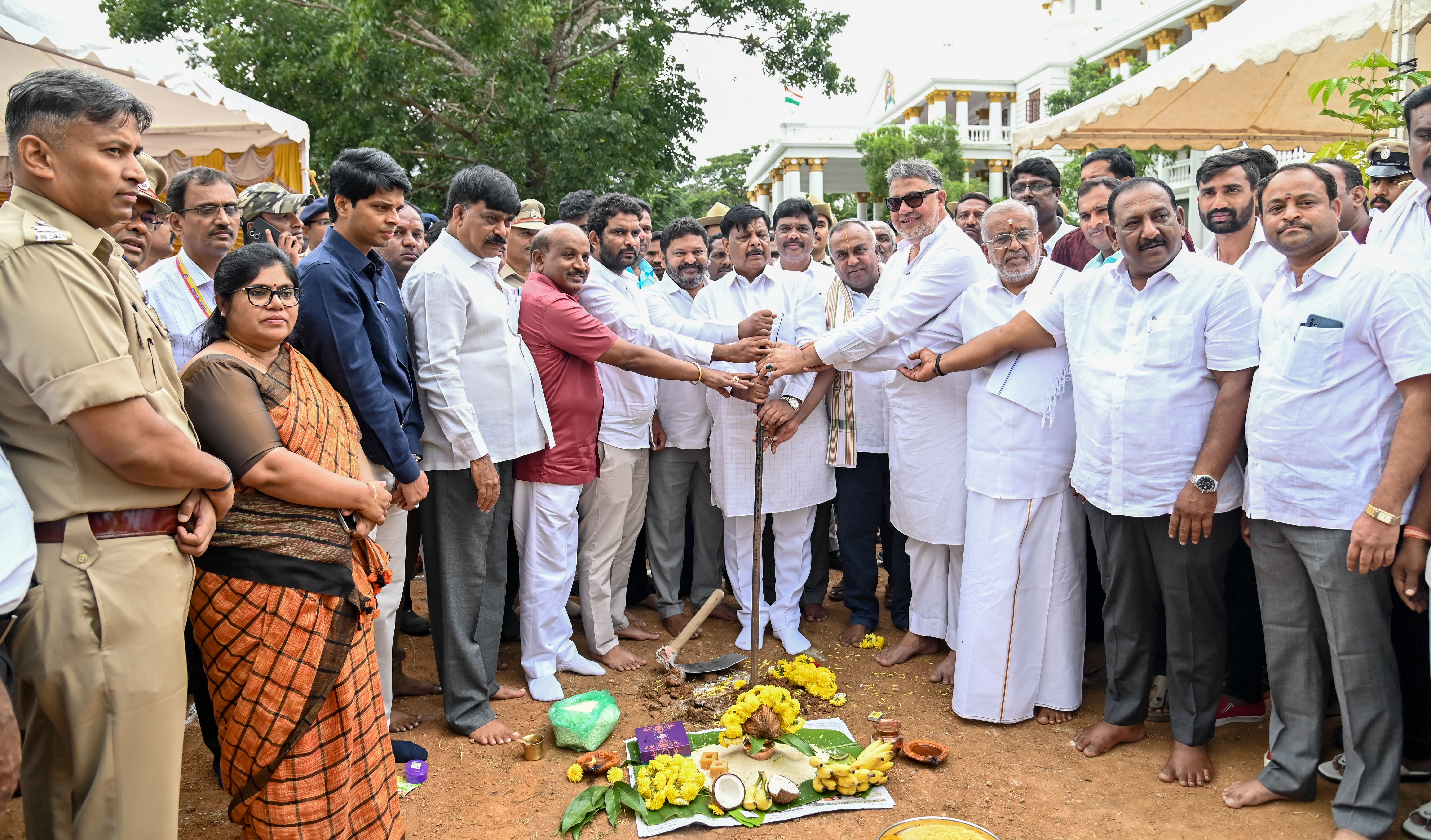 <div class="paragraphs"><p>ಮೈಸೂರಿನ ಜಿಲ್ಲಾಧಿಕಾರಿ ಕಚೇರಿ ಆವರಣದಲ್ಲಿ ಮಹರ್ಷಿ ವಾಲ್ಮೀಕಿ ಜಯಂತಿ ಪ್ರಯುಕ್ತ ಗುರುವಾರ ವಾಲ್ಮೀಕಿ ಪುತ್ಥಳಿ ನಿರ್ಮಾಣಕ್ಕೆ ಜಿಲ್ಲಾ ಉಸ್ತುವಾರಿ ಸಚಿವ ಡಾ.ಎಚ್‌.ಸಿ.ಮಹದೇವಪ್ಪ ಭೂಮಿಪೂಜೆ ನೆರವೇರಿಸಿದರು.&nbsp;&nbsp;</p></div>