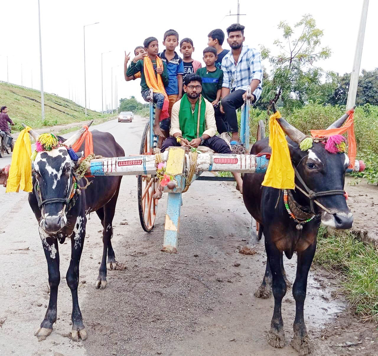 ಶಿಗ್ಗಾವಿ ಪಟ್ಟಣದ ಗುರುವಾರ ಸೀಗೆ ಹುಣ್ಣಿಮೆ ಅಂಗವಾಗಿ ರೈತ ಕುಟುಂಬಸ್ಥರು ಹೋಲಕ್ಕೆ ಹೋಗುತ್ತಿರುವುದು