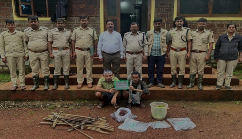 ಜೊಯಿಡಾ ತಾಲ್ಲೂಕಿನ ಕಾಳಿ ಹುಲಿ ಸಂರಕ್ಷಿತ ಪ್ರದೇಶದ ಗುಂದ ವನ್ಯಜೀವಿ ವಲಯದಲ್ಲಿ ಜಿಂಕೆ ಮಾಂಸದ ತುಂಡು ಕಾಯಿಸುತ್ತಿದ್ದ ಇಬ್ಬರನ್ನು ಅರಣ್ಯ ಅಧಿಕಾರಿಗಳು ಬಂಧಿಸಿದರು