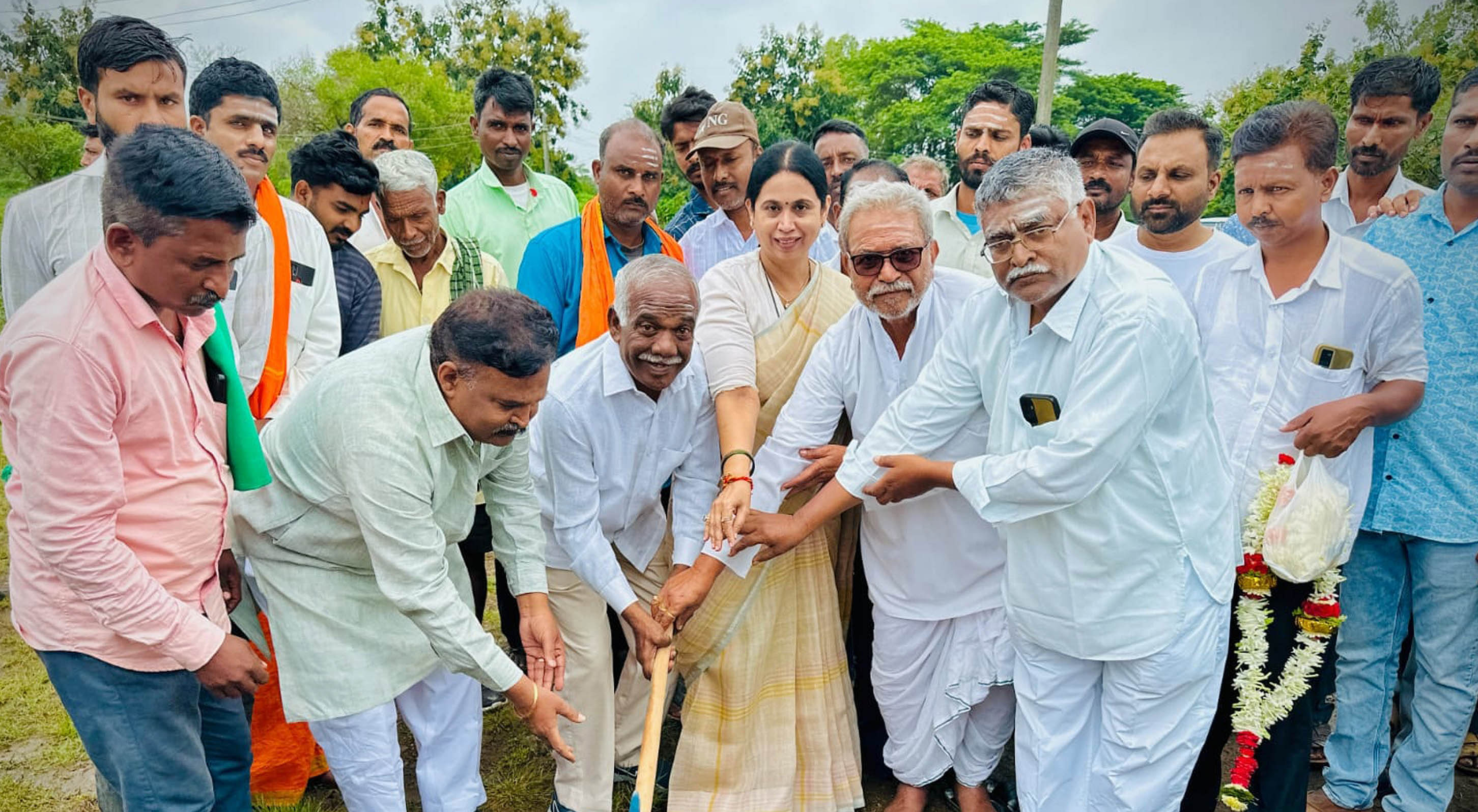 ಹಿರೇಬಾಗೇವಾಡಿ ಸಮೀಪದ ಕೆ.ಕೆ.ಕೊಪ್ಪ ಗ್ರಾಮದ ಕೆರೆಯ ಅಭಿವೃದ್ಧಿ ಕಾಮಗಾರಿಗೆ ಸಚಿವೆ ಲಕ್ಷ್ಮಿ ಹೆಬ್ಬಾಳಕರ ಬುಧವಾರ ಭೂಮಿಪೂಜೆ ನೆರವೇರಿಸಿದರು