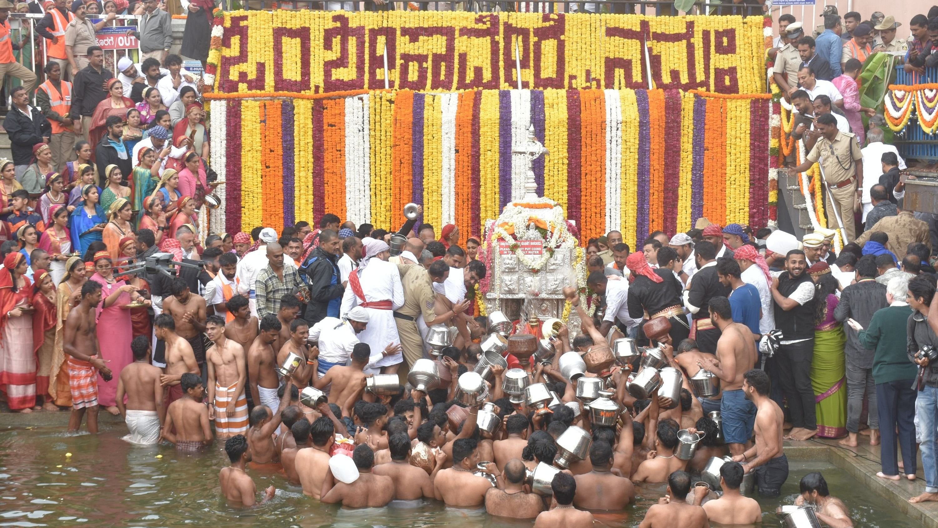 ಕೊಡಗು ಜಿಲ್ಲೆಯ ತಲಕಾವೇರಿಯಲ್ಲಿ ಗುರುವಾರ ಬೆಳಿಗ್ಗೆ ತೀರ್ಥವನ್ನು ತುಂಬಿಸಿಕೊಳ್ಳಲು ಕೊಡಗಳನ್ನು ಹಿಡಿದ ಭಕ್ತವೃಂದ ಕಲ್ಯಾಣಿಗೆ ಧುಮುಕಿ ಬ್ರಹ್ಮಕುಂಡಿಕೆಯತ್ತ ತೆರಳಿತು       ಪ್ರಜಾವಾಣಿ ಚಿತ್ರ/ರಂಗಸ್ವಾಮಿ