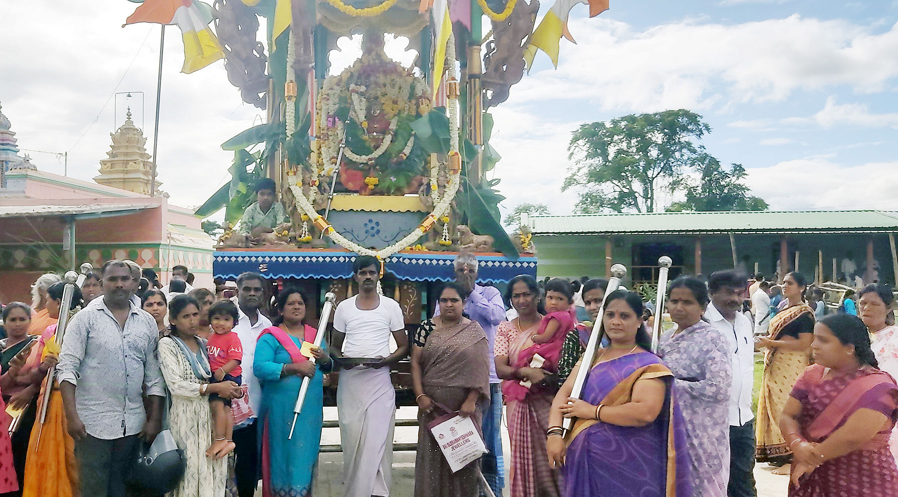 ಯಳಂದೂರು ತಾಲ್ಲೂಕಿನ ಅಂಬಳೆ ಗ್ರಾಮದಲ್ಲಿ ಭಕ್ತರ ಜಯಘೋಷಗಳ ನಡುವೆ ಚಾಮುಂಡೇಶ್ವರಿ ರಥೋತ್ಸವ ಶುಕ್ರವಾರ ಅದ್ದೂರಿಯಾಗಿ ನಡೆಯಿತು