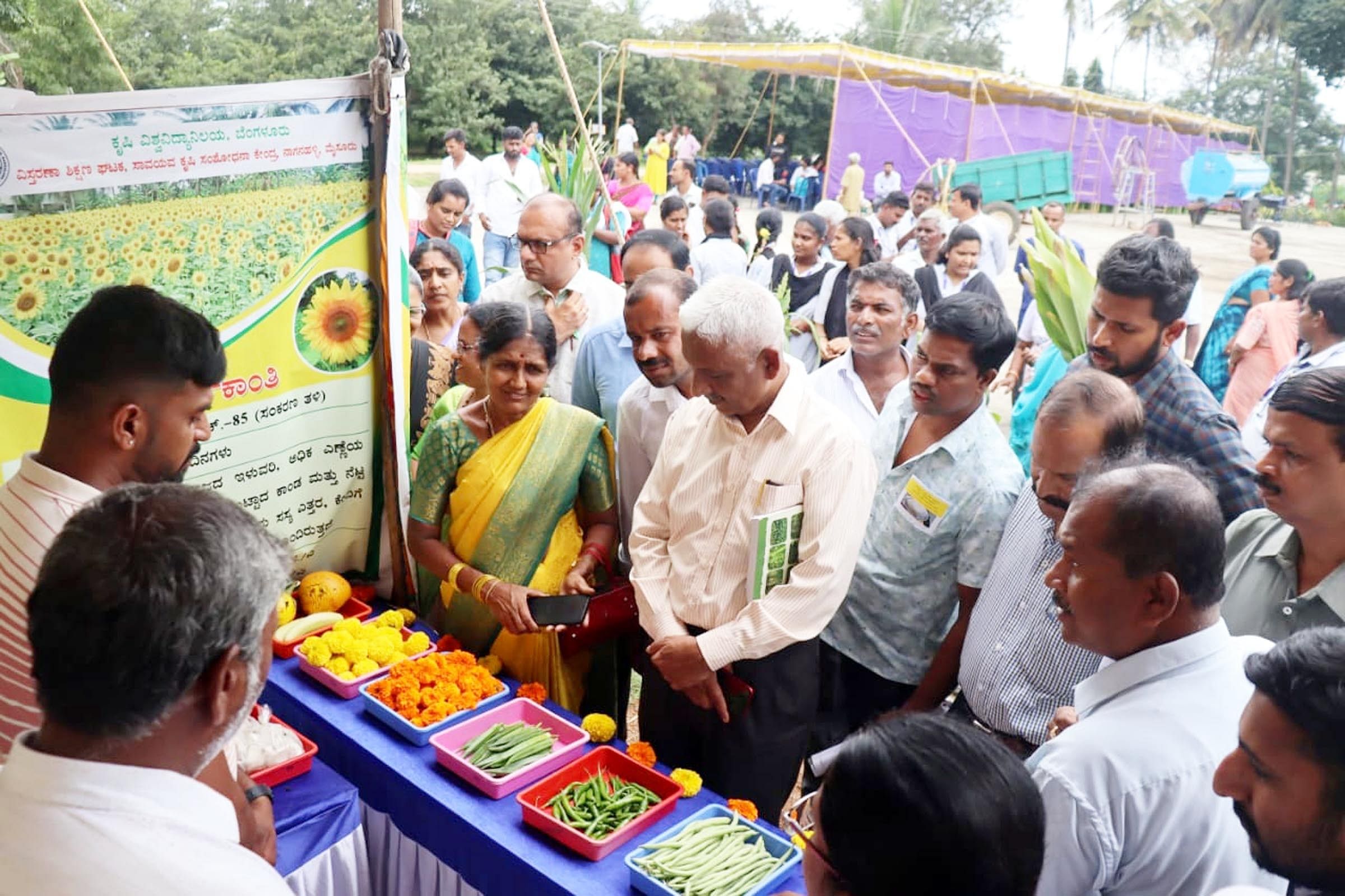 ಮೈಸೂರು ತಾಲ್ಲೂಕು ನಾಗನಹಳ್ಳಿ ಸಾವಯವ ಕೃಷಿ ಕೇಂದ್ರದಲ್ಲಿ ವಿವಿಧ ಬೆಳೆಗಳ ಕ್ಷೇತ್ರೋತ್ಸವ ಅಂಗವಾಗಿ ಶುಕ್ರವಾರ ಏರ್ಪಡಿಸಿದ್ದ ವಸ್ತುಪ್ರದರ್ಶನವನ್ನು ಗಣ್ಯರು ವೀಕ್ಷಿಸಿದರು