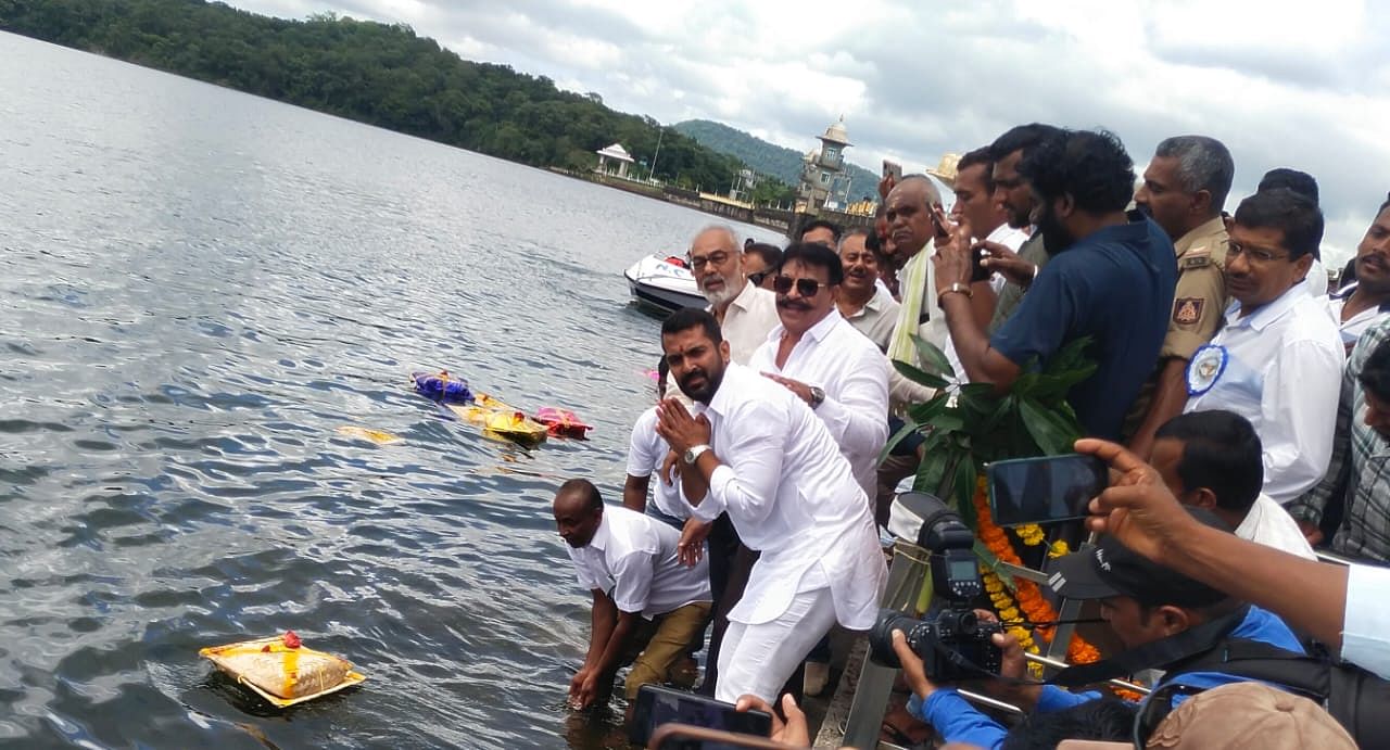 ಕುಶಾಲನಗರ ಸಮೀಪದ ಹಾರಂಗಿ‌ ಜಲಾಶಯಕ್ಕೆ ಶುಕ್ರವಾರ ಕಾಂಗ್ರೆಸ್ ಶಾಸಕ ಡಾ.ಮಂತರ್ ಗೌಡ, ಅವರ ತಂದೆ ಜೆಡಿಎಸ್‌ ಶಾಸಕ ಎ.ಮಂಜು ಹಾಗೂ ಬಿಜೆಪಿಯ ವಿಧಾನ ಪರಿಷತ್ ಸದಸ್ಯ ಎಂ.ಪಿ.ಸುಜಾಕುಶಾಲಪ್ಪ ಹಾಗೂ ರೈತರು ಬಾಗಿನ ಅರ್ಪಿಸಿದರು.