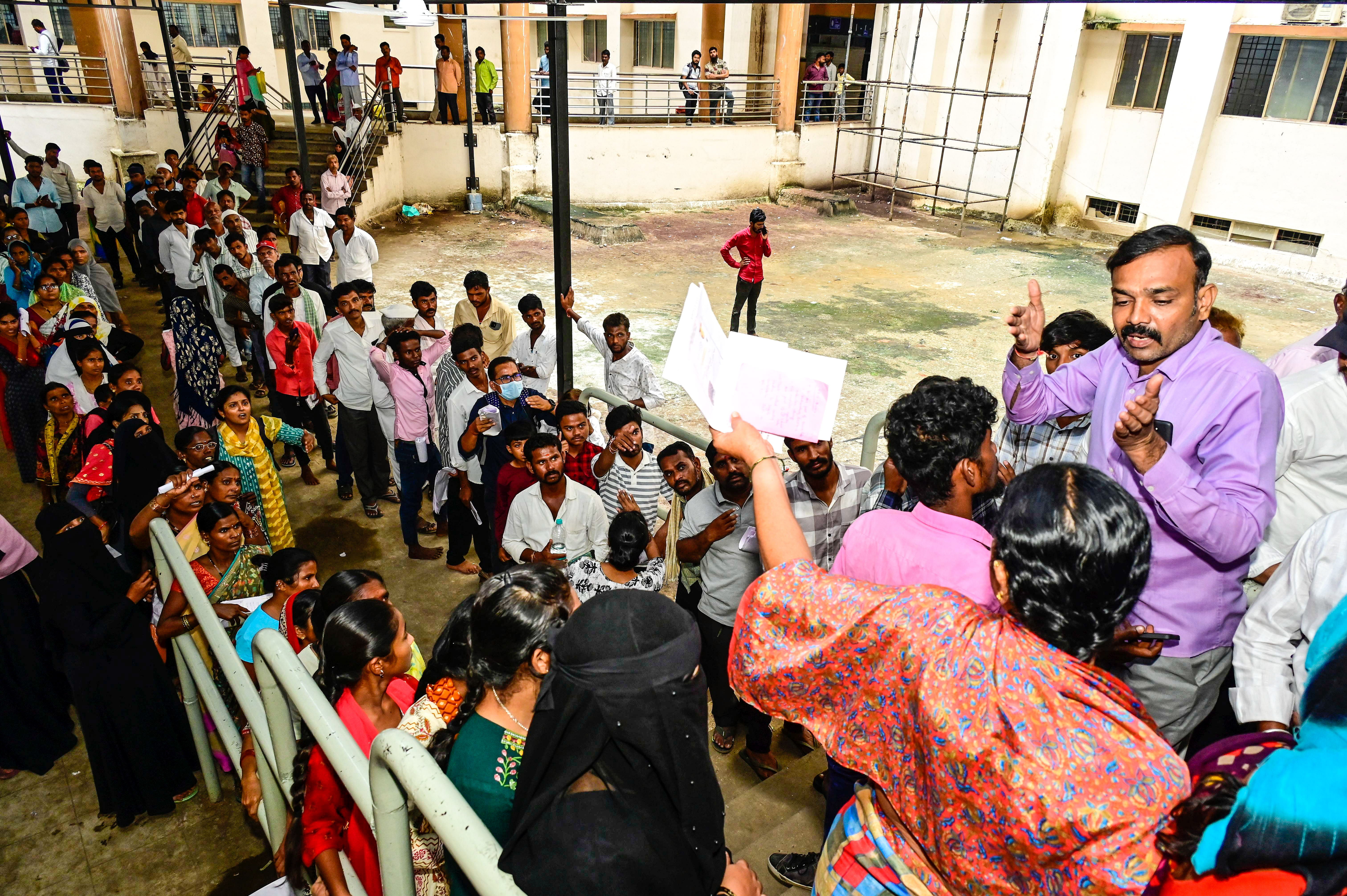 ಕಲಬುರಗಿಯ ಜಿಮ್ಸ್‌ ಆಸ್ಪತ್ರೆಯಲ್ಲಿ ಶುಕ್ರವಾರ ಬಿಲ್ಲಿಂಗ್‌ ಕೌಂಟರ್‌ ಬಳಿ ನೂಕು ನುಗ್ಗಲಿನಲ್ಲೇ ಚೀಟಿ ಪಡೆಯಲು ನಿಂತ ರೋಗಿಗಳ ಸಂಬಂಧಿಕರು
ಪ್ರಜಾವಾಣಿ ಚಿತ್ರ