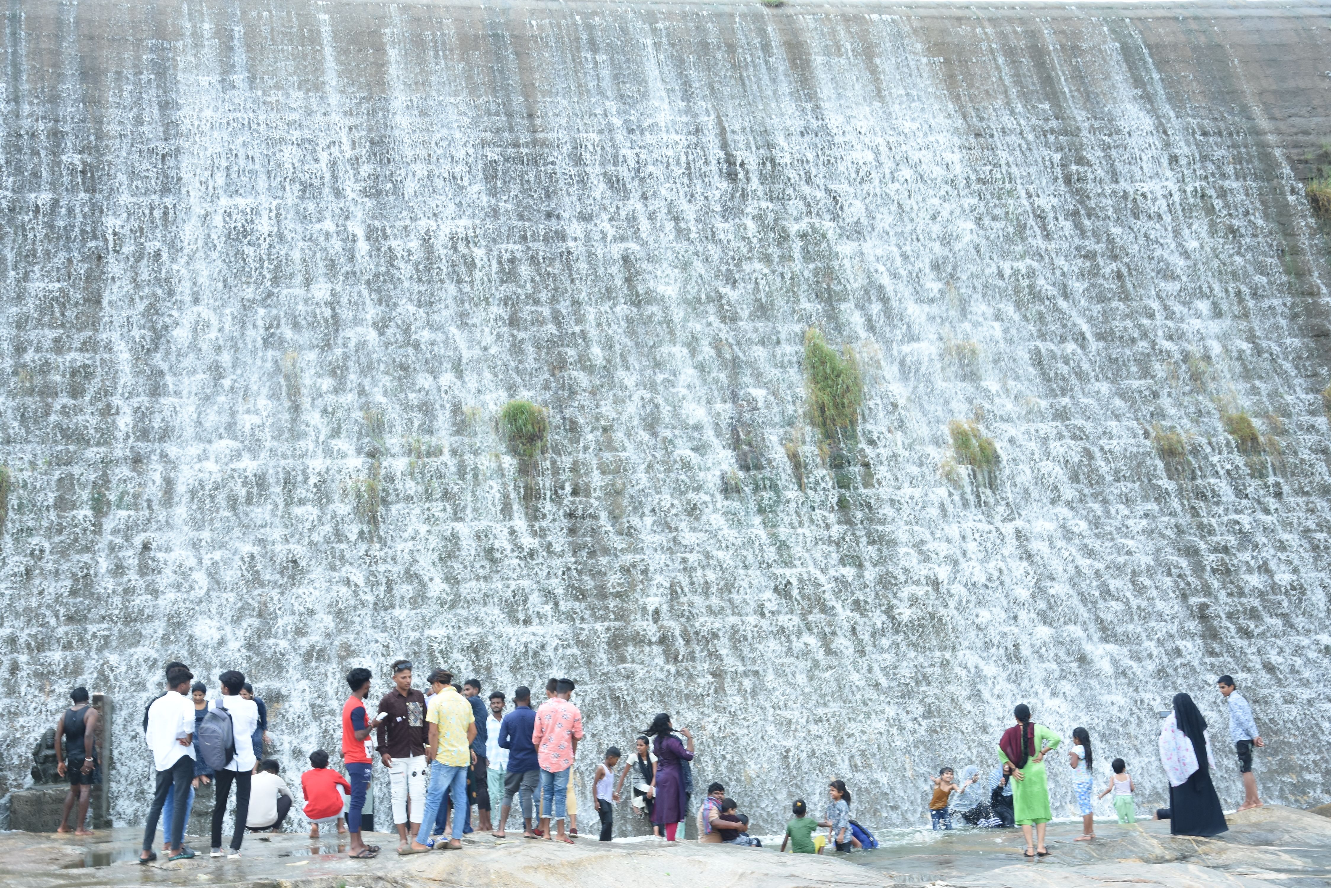 ಚಿಕ್ಕಬಳ್ಳಾಪುರ ತಾಲ್ಲೂಕಿನ ಶ್ರೀನಿವಾಸ ಸಾಗರ ಜಲಾಶಯ ಕೋಡಿ ಹರಿಯುತ್ತಿರುವುದು