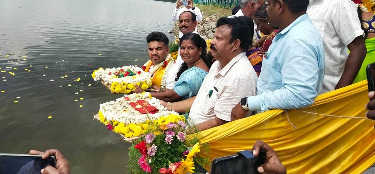 ಕುಣಿಗಲ್ ತಾಲ್ಲೂಕಿನ ಮಾರ್ಕೋನಹಳ್ಳಿ ಜಲಾಶಯ ಕೋಡಿಯಾದ ಕಾರಣ ಶಾಸಕ ಡಾ.ರಂಗನಾಥ್ ಶುಕ್ರವಾರ ಬಾಗಿನ ಅರ್ಪಿಸಿದರು