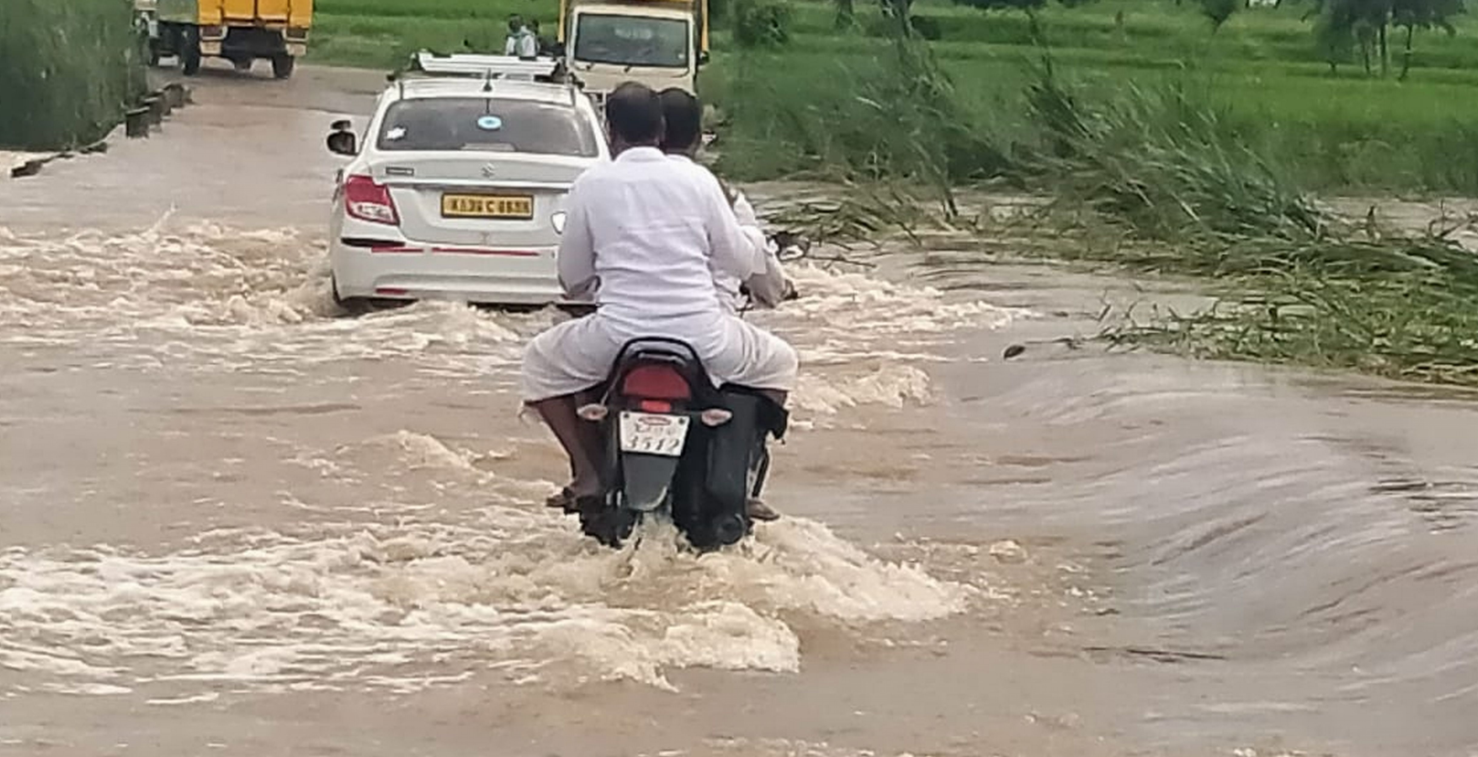 ಗಂಗಾವತಿಯಿಂದ ಹುಲಿಗಿಗೆ ತೆರಳುವ ಮಾರ್ಗದಲ್ಲಿ ರಸ್ತೆ ಮೇಲೆ ಹರಿದ ಮಳೆ ನೀರು 