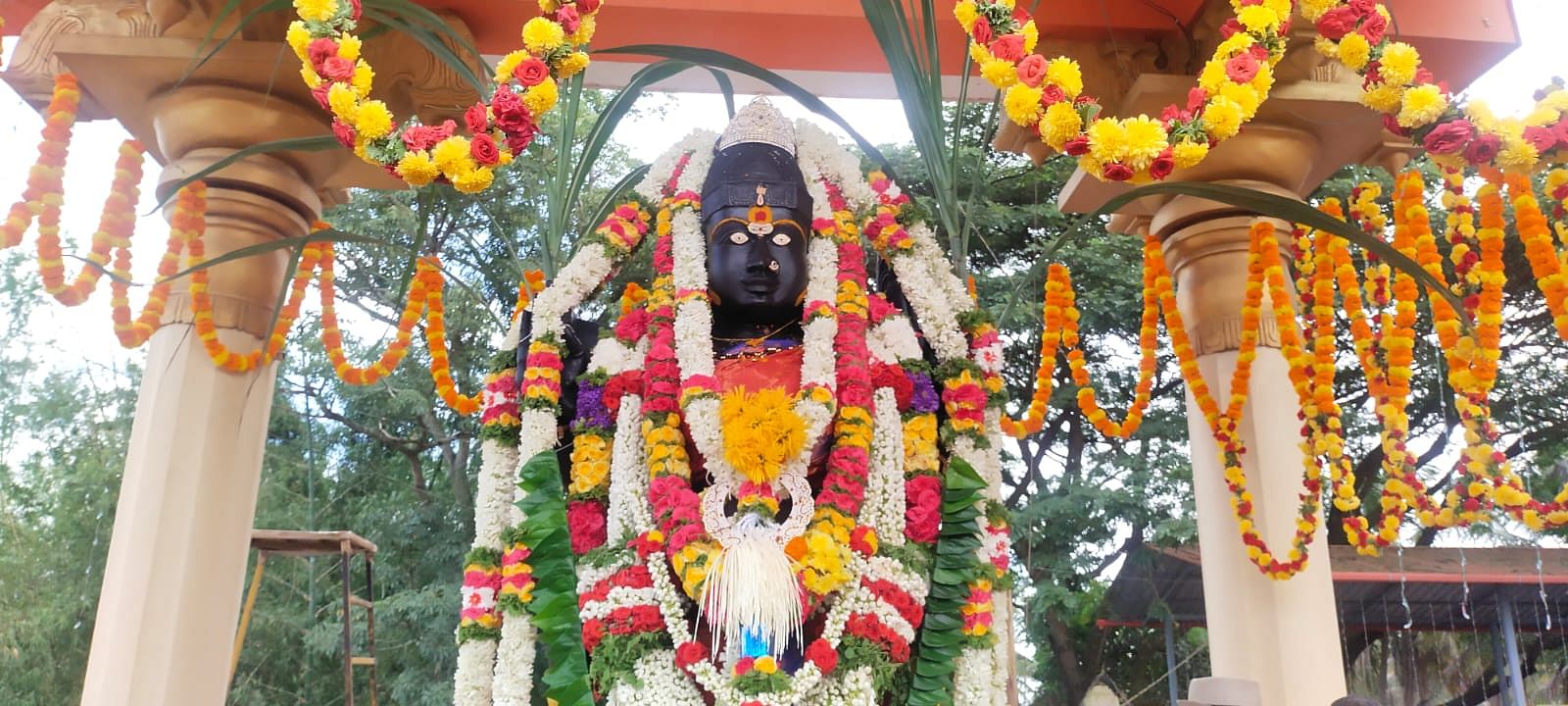 ಕುಶಾಲನಗರ ಟೋಲ್ ಗೇಟ್ ಬಳಿ ಇರುವ ಕಾವೇರಿ ಪ್ರತಿಮೆಗೆ ಕಾವೇರಿ ಸಂಕ್ರಮಣದ ಅಂಗವಾಗಿ ವಿವಿಧ ಪುಷ್ಪಗಳಿಂದ ವಿಶೇಷವಾಗಿ ಅಲಂಕಾರ ಮಾಡಿ ಶುಕ್ರವಾರ ವಿಶೇಷ ಪೂಜೆ ಸಲ್ಲಿಸಲಾಯಿತು