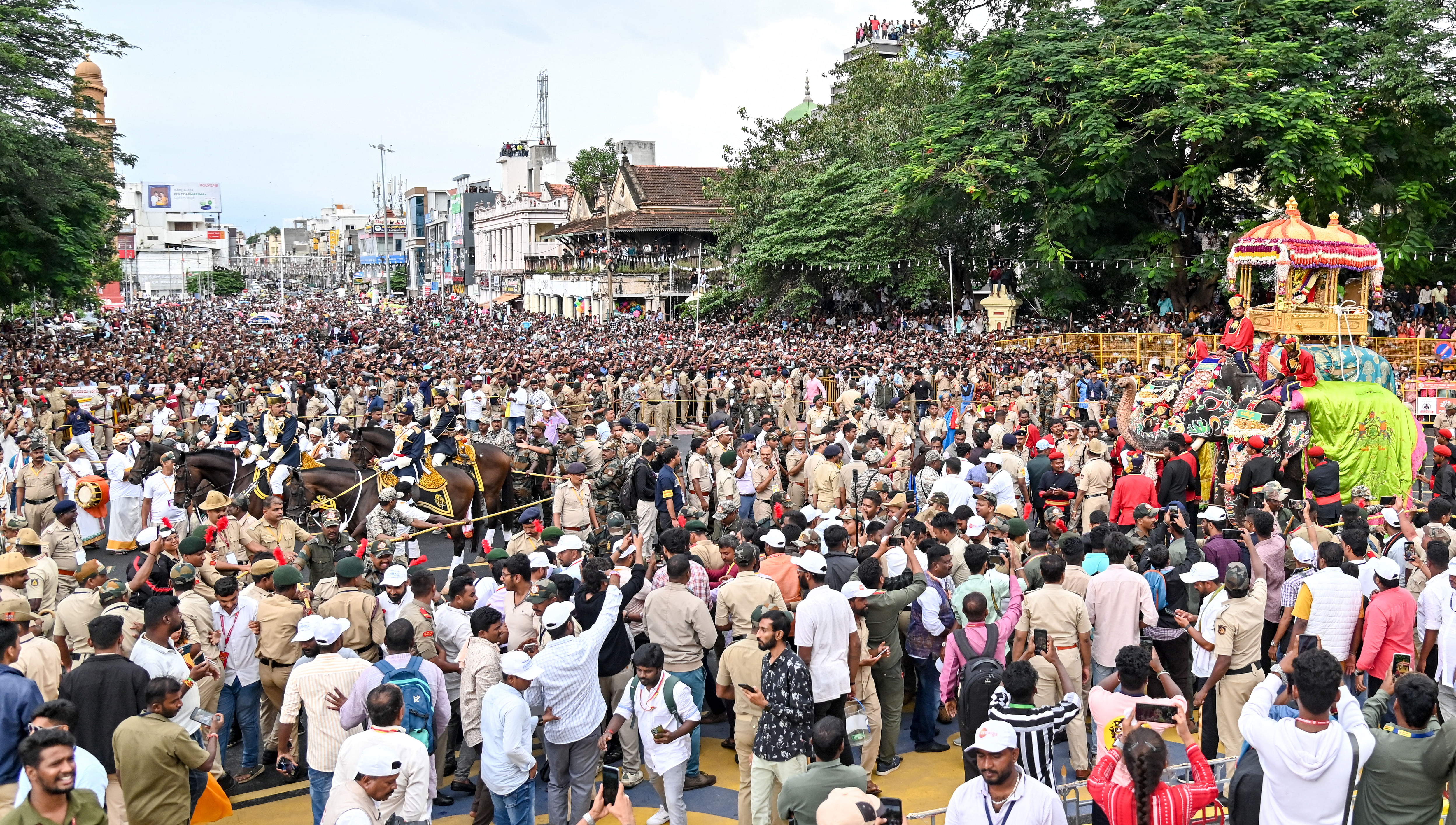 ಮೈಸೂರು ದಸರಾ ಮಹೋತ್ಸವದ ಅಂಗವಾಗಿ ನಡೆದ ಜಂಬೂಸವಾರಿಯ ನೋಟ