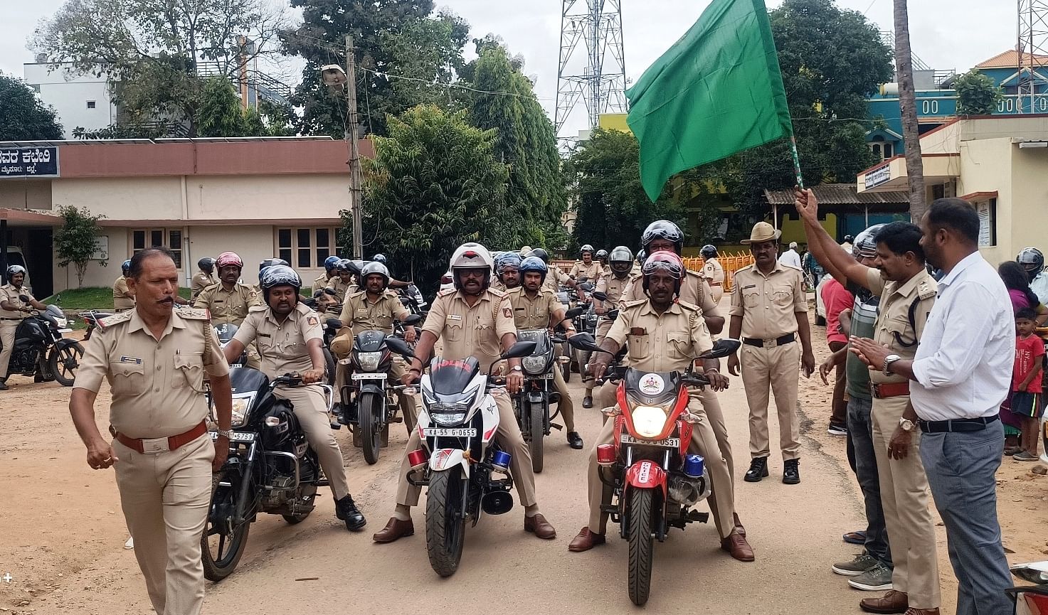 ಹುಣಸೂರು ನಗರದ ಗ್ರಾಮಾಂತರ ಪೊಲೀಸ್ ಠಾಣೆಯಿಂದ ಕಟ್ಟೆಮಳಲವಾಡಿ ಗ್ರಾಮದ ವರಗೆ ರಸ್ತೆ ಸುರಕ್ಷತೆ ಅಭಿಯಾನಕ್ಕೆ ಡಿವೈಎಸ್ಪಿ ಗೋಪಾಲಕೃಷ್ಣ ಹಸಿರು ಬಾವುಟ ತೋರಿಸಿ ಉದ್ಘಾಟಿಸಿದರು. ಸರ್ಕಲ್ ಇನ್ ಸ್ಪೆಕ್ಟರ್ ಮುನಿಯಪ್ಪ ಮತ್ತು ಪೊಲೀಸ್ ಸಿಬ್ಬಂದಿ ಇದ್ದಾರೆ.