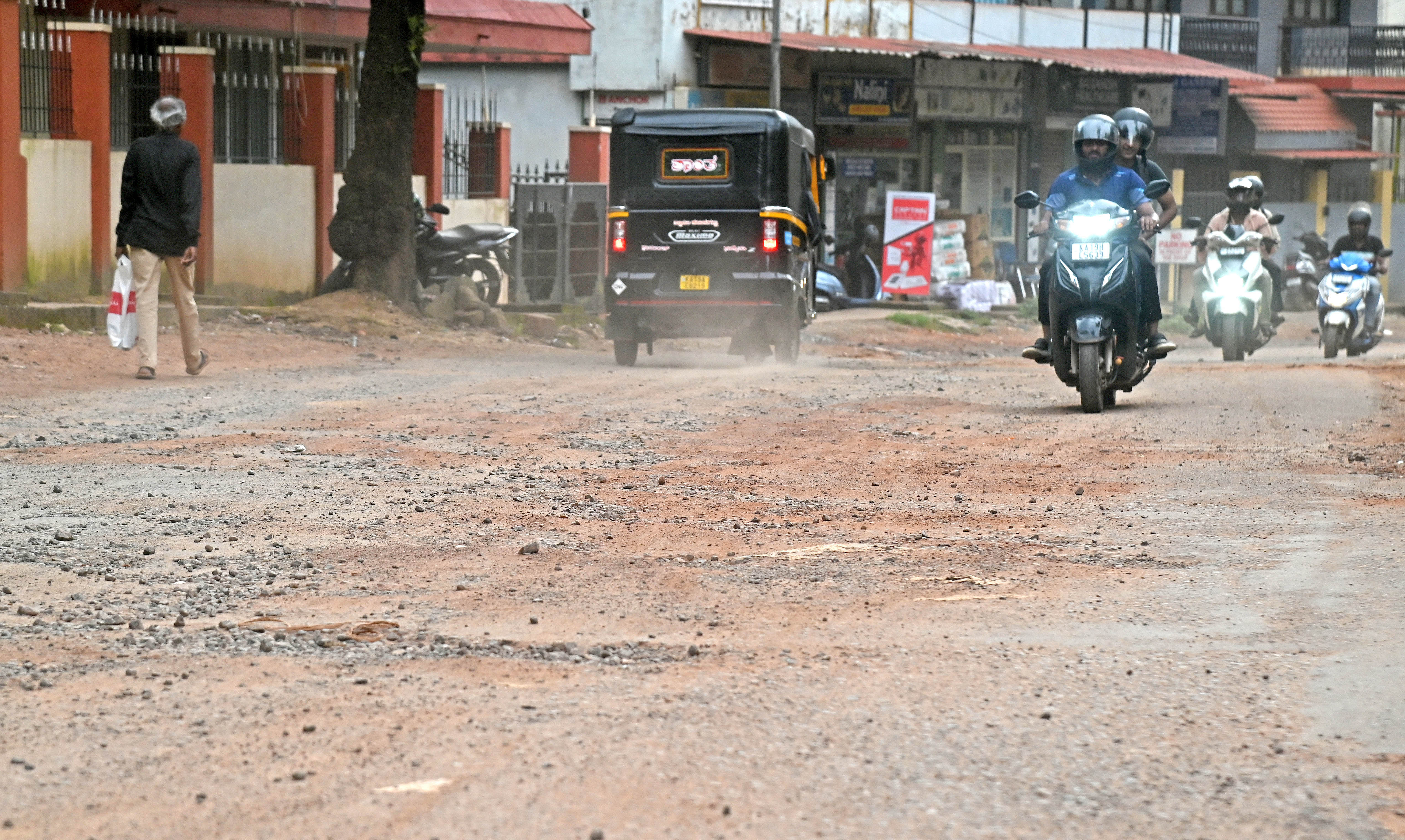 ಹೊಂಡ– ಗುಂಡಿಗಳಿಂದ ಕೂಡಿರುವ ಮಂಗಳೂರಿನ ಅಶೋಕ ನಗರದ ಮುಖ್ಯ ರಸ್ತೆ  : ಪ್ರಜಾವಾಣಿ ಚಿತ್ರ