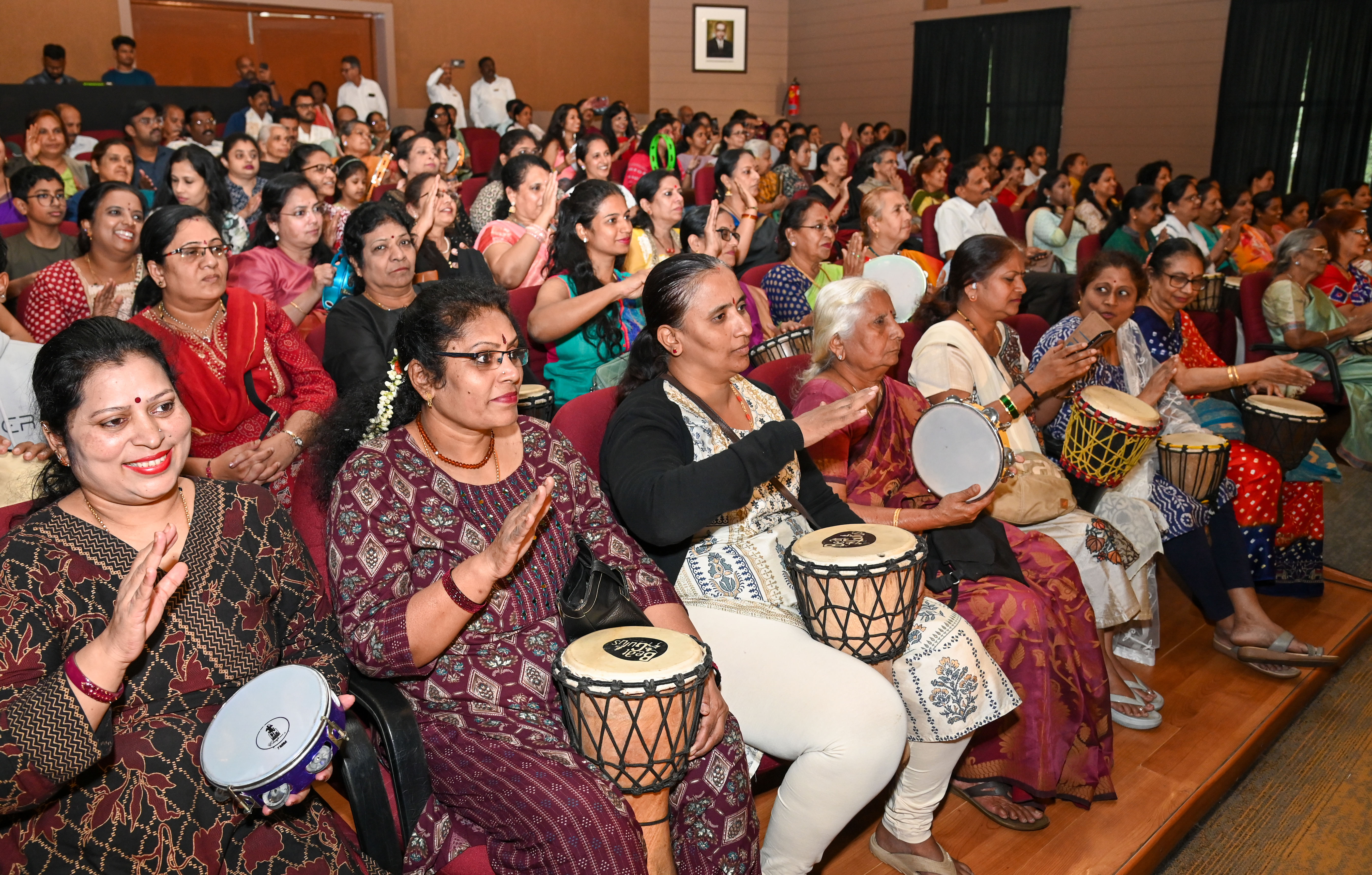 ನಗರದ ಆರ್. ವಿ. ಟೀಚರ್ ಕಾಲೇಜಿನಲ್ಲಿ ಡೆಕ್ಕನ್ ಹೆರಾಲ್ಡ್ ಮತ್ತು ಪ್ರಜಾವಾಣಿ ಅಯೋಚಿಸಿದ್ದ ಭೂಮಿಕಾ ಕ್ಲಬ್ ಕಾರ್ಯಕ್ರಮದಲ್ಲಿ ಮಹಿಳೆಯರು ಡ್ರಮ್‌ ಸಹಿತ ವಿವಿಧ ವಾದನಗಳನ್ನು ನುಡಿಸಿದರು - ಪ್ರಜಾವಾಣಿ ಚಿತ್ರ/ ಎಂ.ಎಸ್. ಮಂಜುನಾಥ್