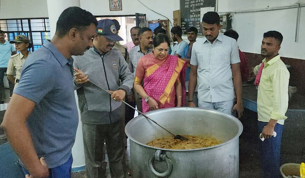 ತುಮಕೂರಿನ ಊರುಕೆರೆ ಬಳಿಯ ಕಾರಾಗೃಹಕ್ಕೆ ಶನಿವಾರ ಉಪಲೋಕಾಯುಕ್ತ ಬಿ.ವೀರಪ್ಪ ಭೇಟಿ ನೀಡಿ ಆಹಾರ ಪರಿಶೀಲಿಸಿದರು. ಜಿಲ್ಲಾ ಕಾನೂನು ಸೇವಾ ಪ್ರಾಧಿಕಾರದ ಸದಸ್ಯ ಕಾರ್ಯದರ್ಶಿ ನೂರುನ್ನೀಸಾ ಇತರರು ಉಪಸ್ಥಿತರಿದ್ದರು