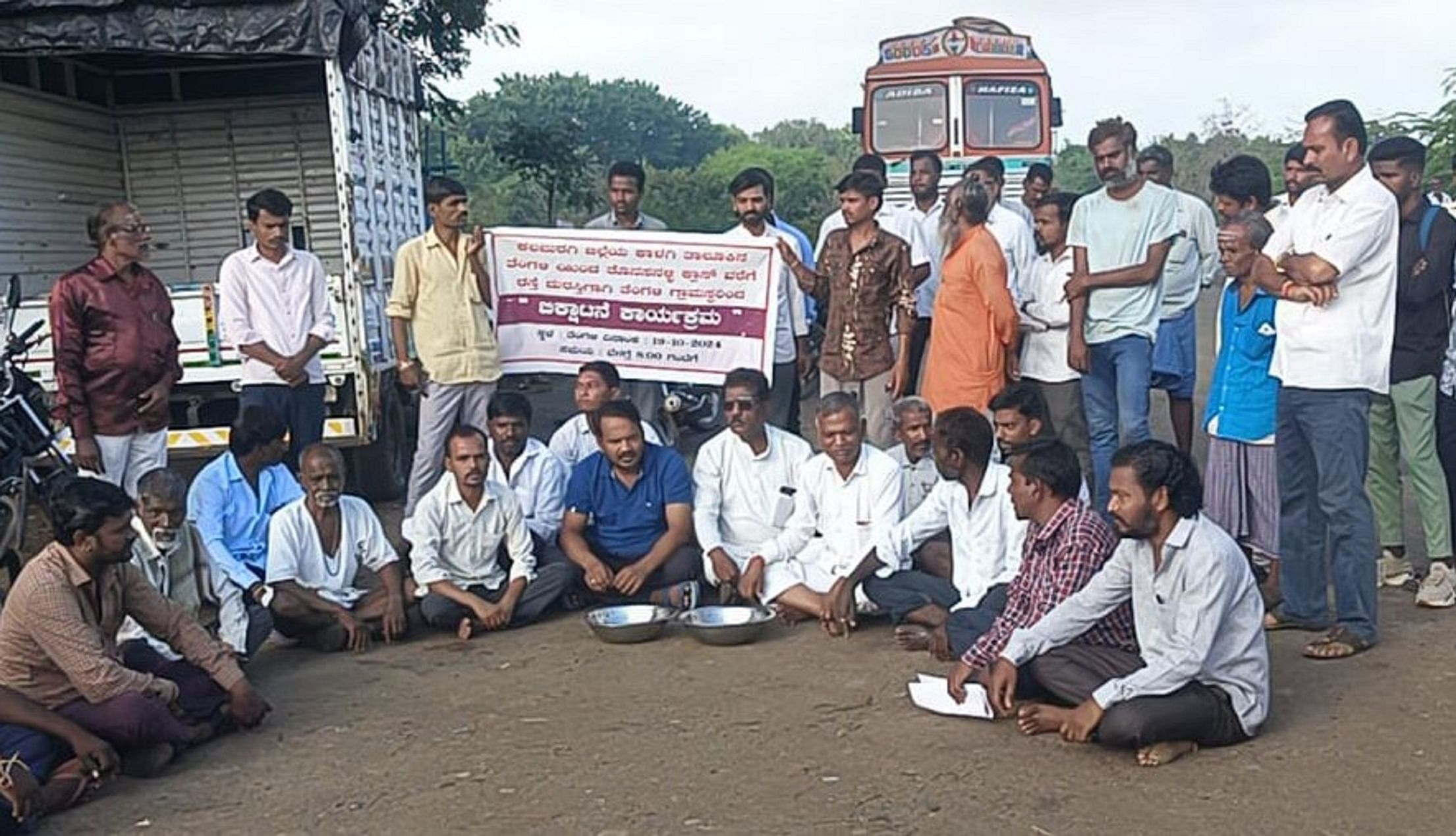 ಕಾಳಗಿ ತಾಲ್ಲೂಕಿನ ತೆಂಗಳಿ-ತೊನಸನಹಳ್ಳಿ ಕ್ರಾಸ್‌ನಲ್ಲಿ ಶನಿವಾರ ರಸ್ತೆ ದುರಸ್ತಿಗಾಗಿ ಬುಟ್ಟಿಗಳನ್ನು ಮುಂದಿಟ್ಟುಕೊಂಡು ಭಿಕ್ಷಾಟನೆ ಮಾಡಿ ಪ್ರತಿಭಟನೆ ನಡೆಸಿದರು