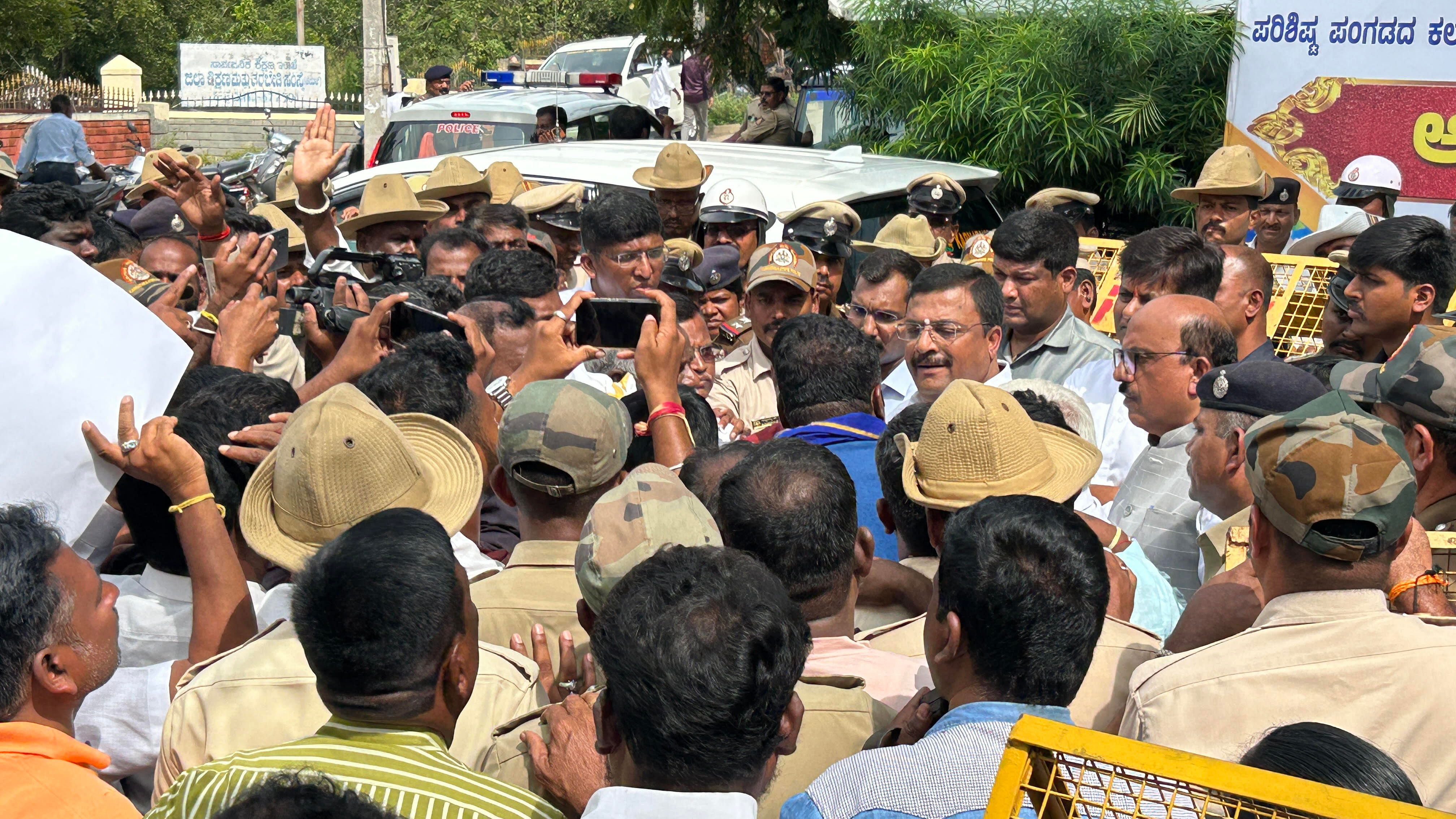 ಒಳ ಮೀಸಲಾತಿ ಜಾರಿಗೊಳಿಸಬೇಕು ಎಂದು ಒತ್ತಾಯಿಸಿ ದಸಂಸ, ಮಾದಿಗ ಮಹಾಸಭಾ ಸದಸ್ಯರು ಪಿ.ಎಂ.ನರೇಂದ್ರಸ್ವಾಮಿ ಅವರಿಗೆ ಮುತ್ತಿಗೆ ಹಾಕಲು ಯತ್ನಿಸಿದರು