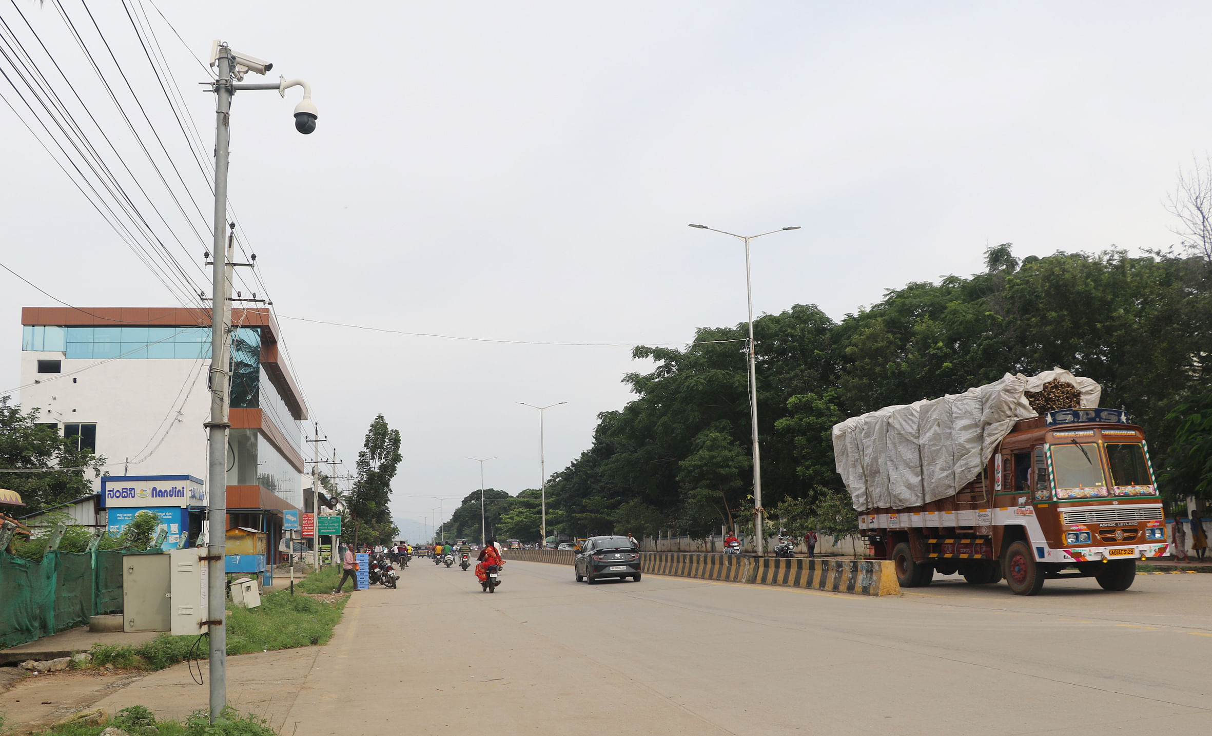 ಚಾಮರಾಜನಗರದ ಡಿವೈಎಸ್‌ಪಿ ಕಚೇರಿ ಬಳಿಯ ಸಿಸಿಟಿವಿ ಕ್ಯಾಮೆರಾ