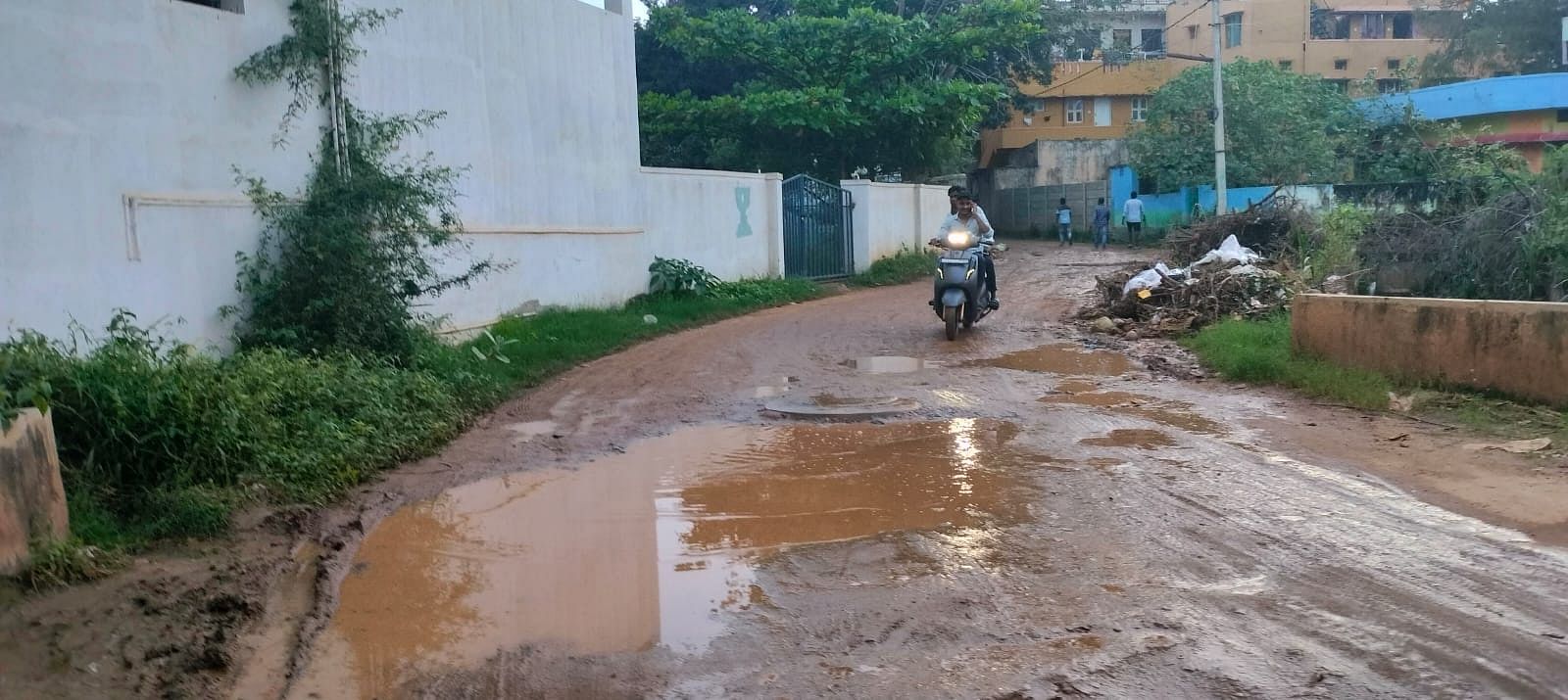 ರಾಮನಗರದ ಎಂ.ಎಚ್‌. ಕಾಲೇಜು ರಸ್ತೆಯ ಗುಂಡಿಗಳಲ್ಲಿ ಮಳೆ ನೀರು ನಿಂತು ಹಳ್ಳದಂತಾಗಿರುವುದು
ಪ್ರಜಾವಾಣಿ ಚಿತ್ರಗಳು: ಚಂದ್ರೇಗೌಡ