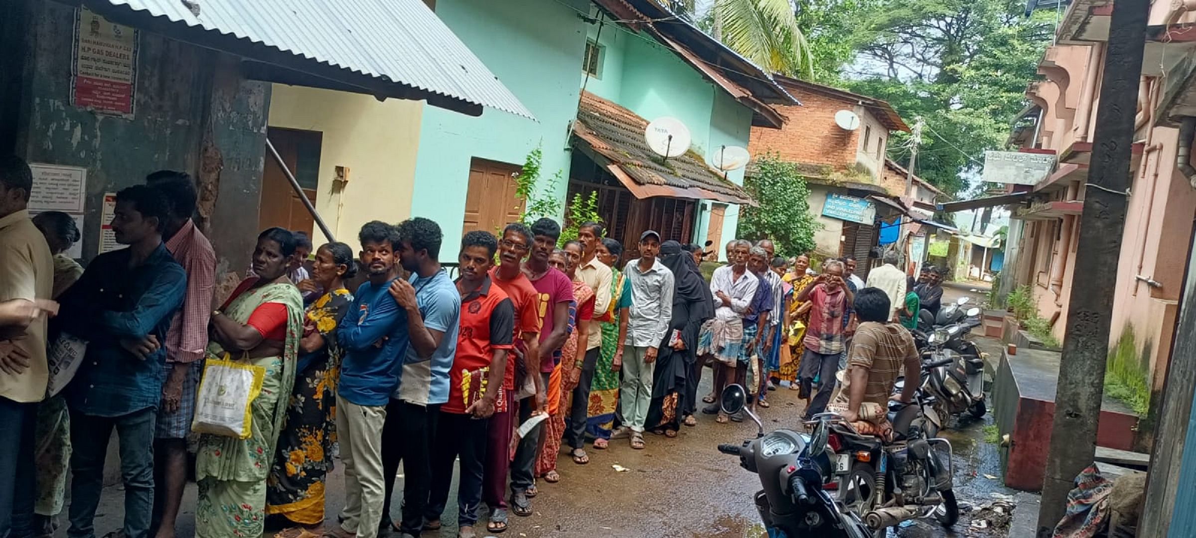 ತಾಲ್ಲೂಕಿನ ಗ್ರಾಮೀಣ ಬಾಗದಲಿ ರೇಷನ್‌ ಪಡೆಯಲು ರೇಷನ್‌ ಅಂಗಡಿ ಮುಂದೆ ಸಾಲುಗಟ್ಟಿ ನಿಂತಿರುವುದು