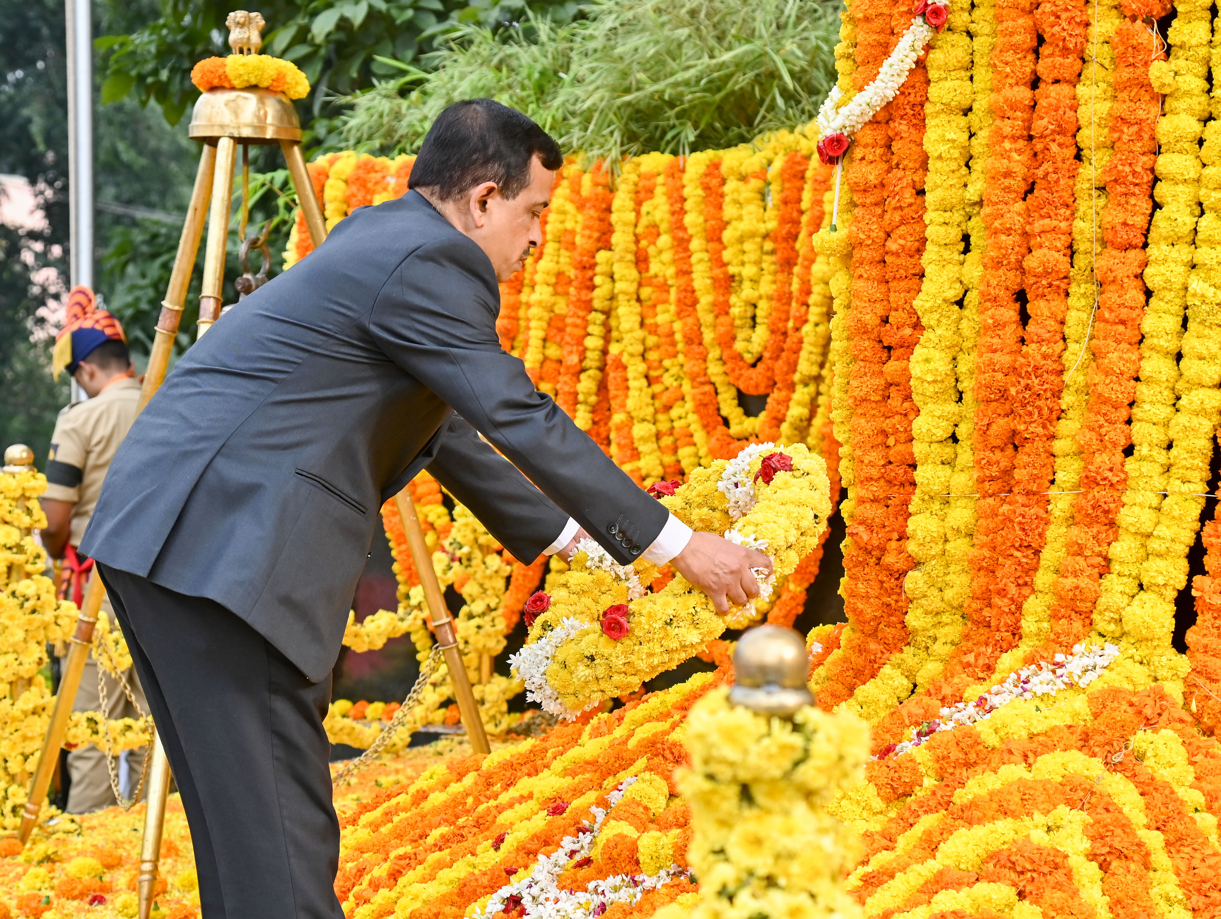 ಮೈಸೂರಿನ ಪೊಲೀಸ್ ಹುತಾತ್ಮರ ಸ್ಮಾರಕ ಉದ್ಯಾನದಲ್ಲಿ ಸೋಮವಾರ ಆಯೋಜಿಸಿದ್ದ ಪೊಲೀಸ್ ಹುತಾತ್ಮರ ದಿನಾಚರಣೆಯಲ್ಲಿ ರವೀಂದ್ರ ಹೆಗಡೆ ಅವರು ಹುತಾತ್ಮರ ಸ್ತಂಭಕ್ಕೆ ಪುಷ್ಪಗುಚ್ಛ ಅರ್ಪಿಸಿದರು- ಪ್ರಜಾವಾಣಿ ಚಿತ್ರ