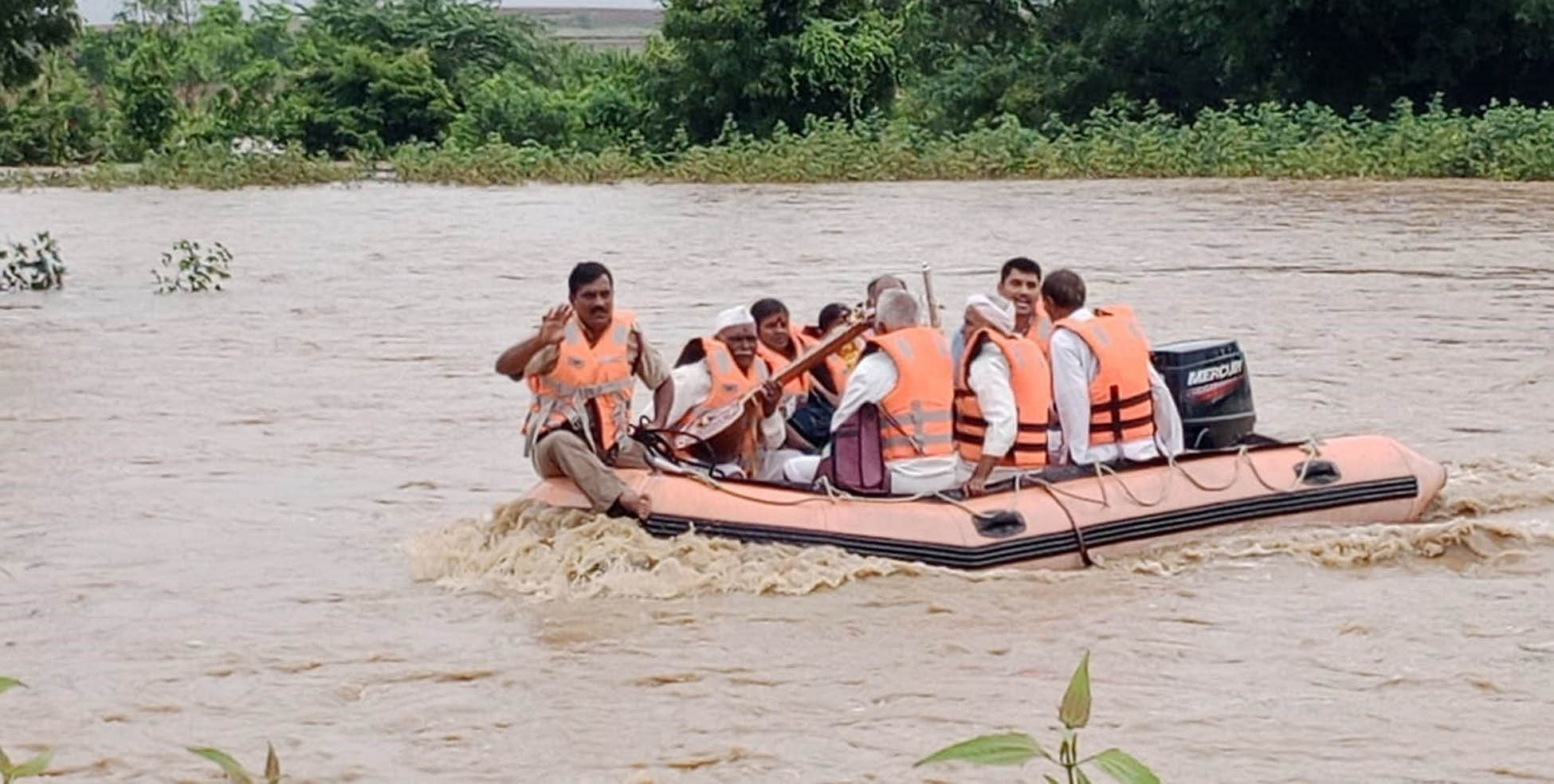 ಹಾವೇರಿ ಜಿಲ್ಲೆ ಸವಣೂರು ತಾಲ್ಲೂಕಿನ ಬರದೂರ ಗ್ರಾಮದ ರಾಮಲೀಂಗೇಶ್ವರ ಮಠದ ಸುತ್ತಲೂ ಸೋಮವಾರ ಮಳೆ ನೀರು ತುಂಬಿಕೊಂಡು ಸಿಲುಕಿದ್ದ ಪಂಢರಾಪುರ ಪಾದಯಾತ್ರೆ ಭಕ್ತರನ್ನು ಅಗ್ನಿ ಶಾಮಕದಳದ ಸಿಬ್ಬಂದಿ ರಕ್ಷಿಸಿದರು