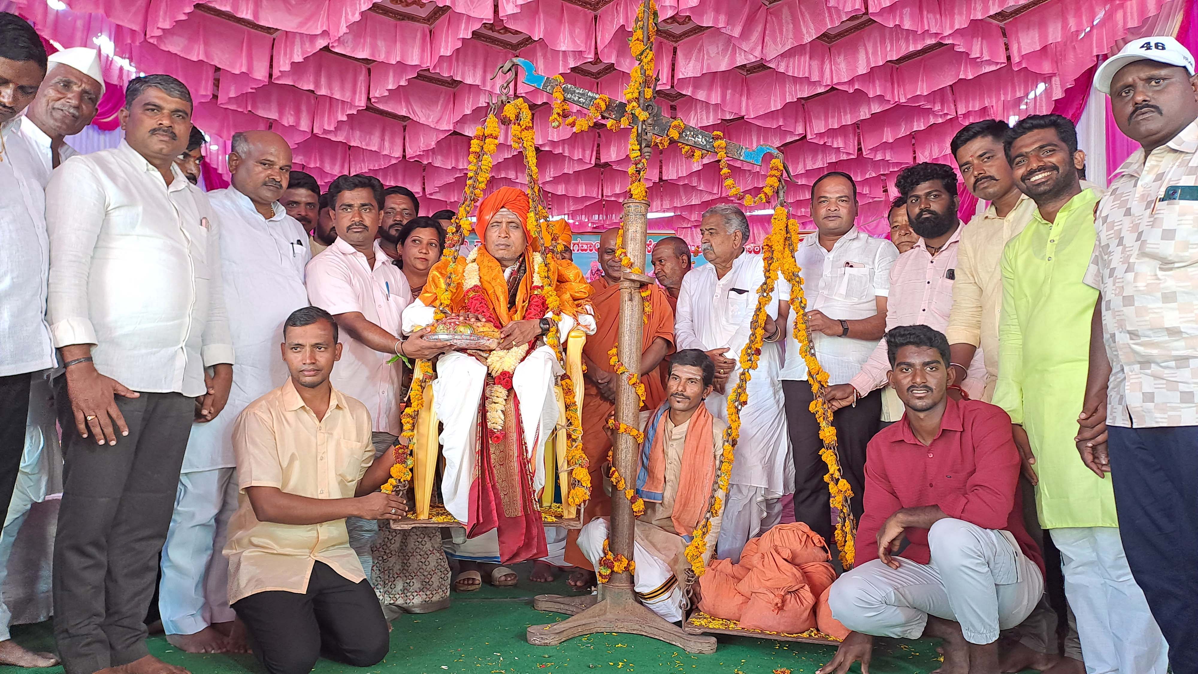 ಗುಳೇದಗುಡ್ಡ ತಾಲ್ಲೂಕಿನ ಹಂಸನೂರ ಗ್ರಾಮದಲ್ಲಿ ಲಿಂ.ಡಾ.ಪಂ.ಪುಟ್ಟರಾಜ ಕವಿ ಗವಾಯಿಗಳವರ ತುಲಾಭಾರ ಕಾರ್ಯಕ್ರಮ ನಡೆಯಿತು