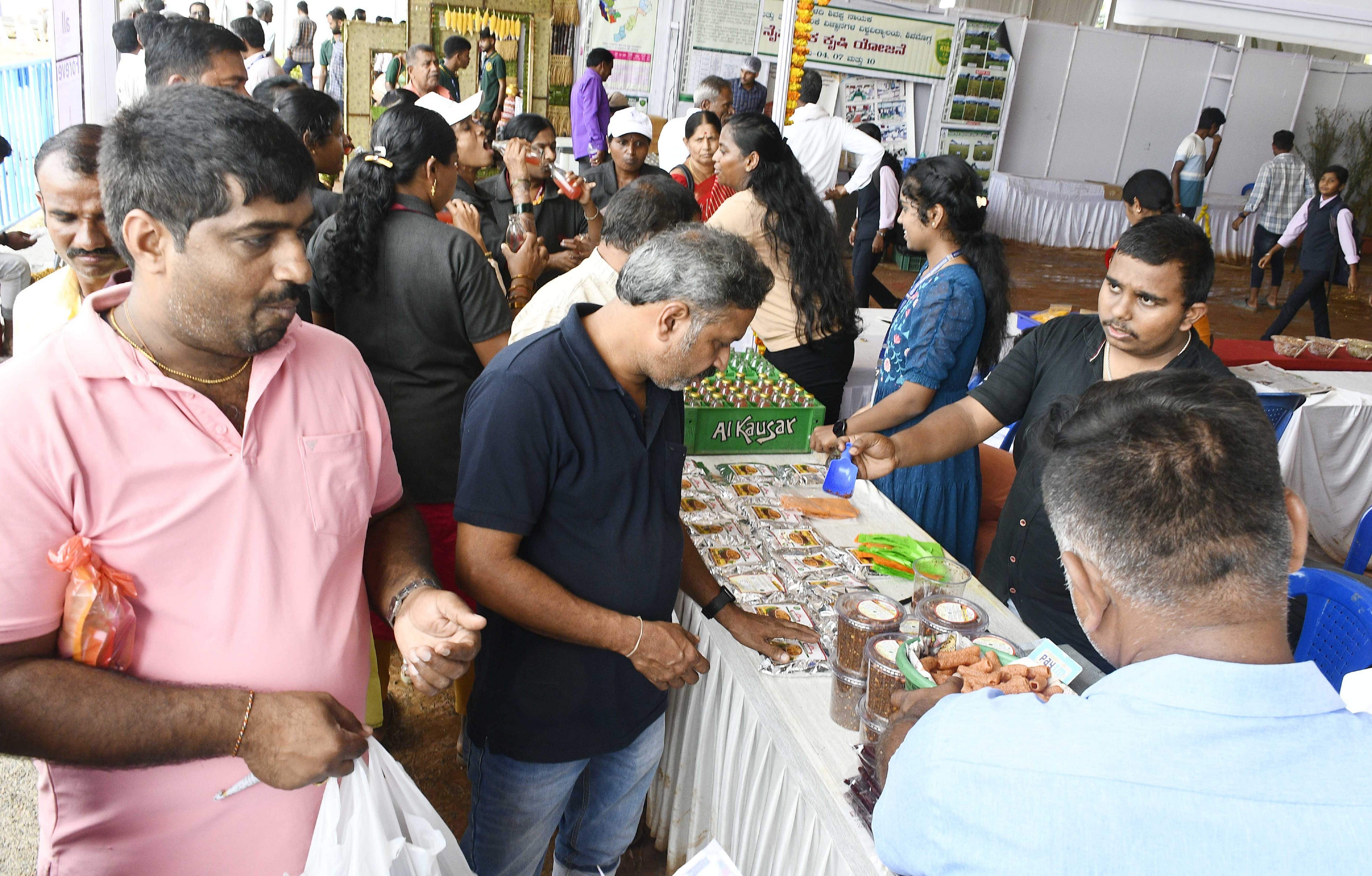 ಶಿವಮೊಗ್ಗ ಕೃಷಿ–ತೋಟಗಾರಿಕೆ ಮೇಳದಲ್ಲಿ ಆಹಾರ ಮಳಿಗೆಯಲ್ಲಿ ವಿವಿಧ ಮಾಹಿತಿ ಪಡೆಯುತ್ತಿರುವ ಜನರು