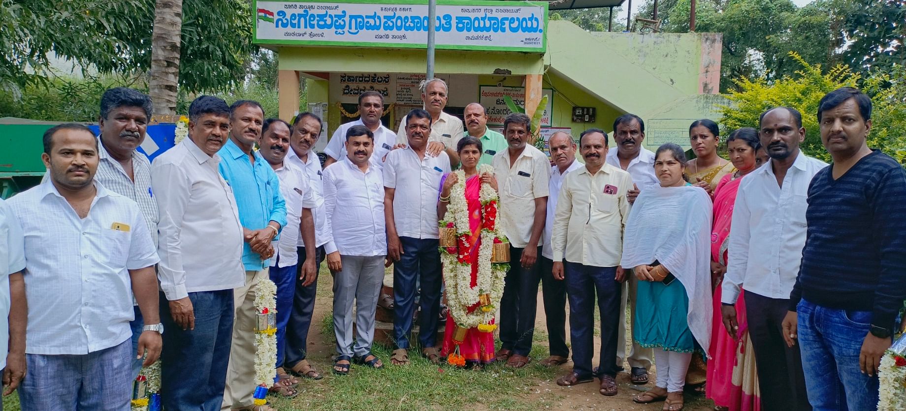 ಮಾಗಡಿ ತಾಲ್ಲೂಕಿನ ಸೀಗೇಕುಪ್ಪೆ ಗ್ರಾಮ ಪಂಚಾಯಿತಿ ನೂತನ ಅಧ್ಯಕ್ಷರಾಗಿ ಶಶಿಕಲಾ ಸ್ವಾಮಿ ಅವರನ್ನು ಬೆಂಬಲಿಗರು ಅಭಿನಂದಿಸಿದರು 