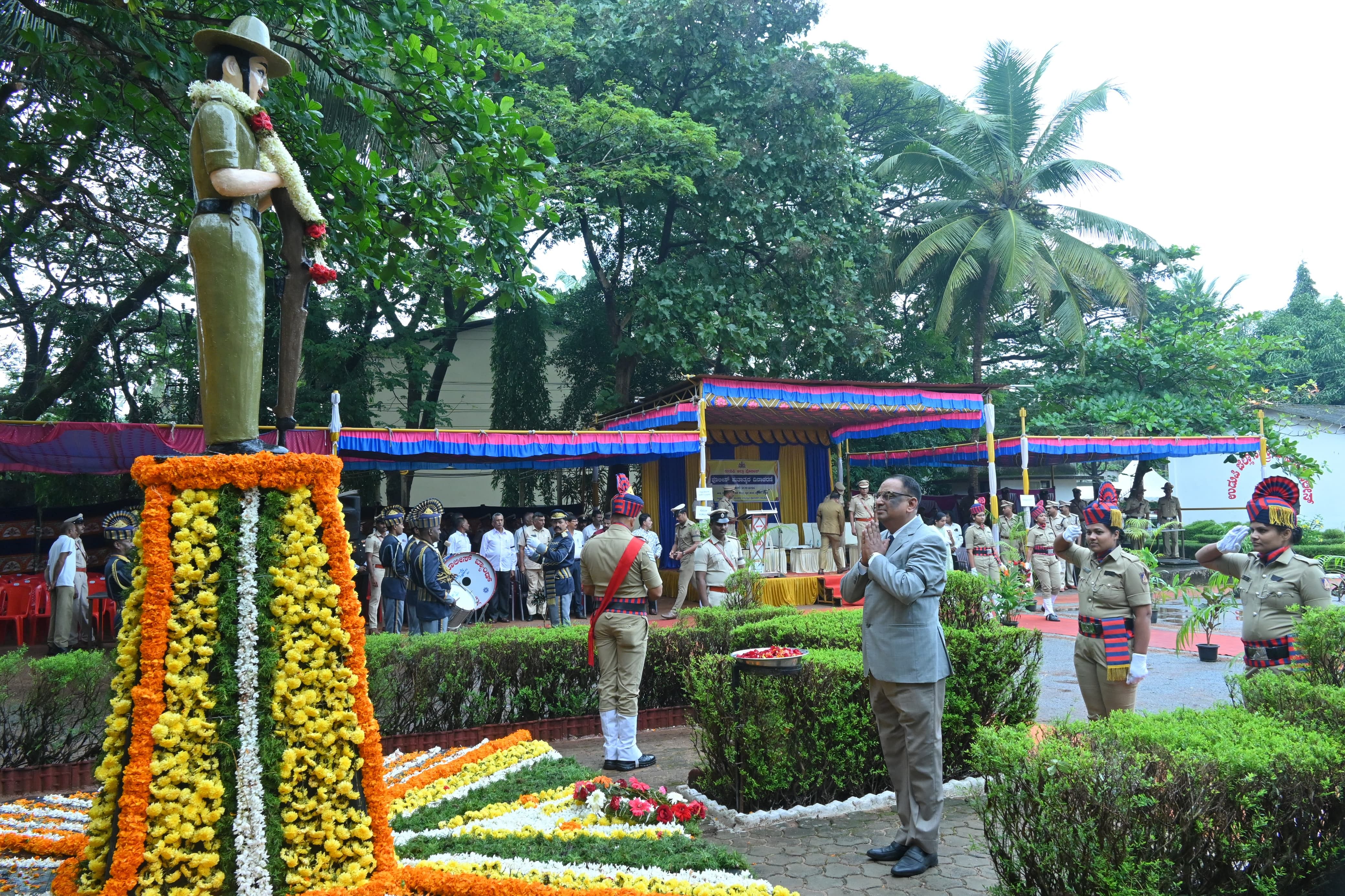 ಜಿಲ್ಲಾ ಪ್ರಧಾನ ಮತ್ತು ಸೆಷನ್ಸ್‌ ನ್ಯಾಯಾಧೀಶ ಕಿರಣ್ ಎಸ್. ಗಂಗಣ್ಣನವರ್ ಅವರು ಹುತಾತ್ಮರ ಸ್ಮಾರಕಕ್ಕೆ ಪುಷ್ಪಗುಚ್ಛ ಅರ್ಪಿಸಿದರು