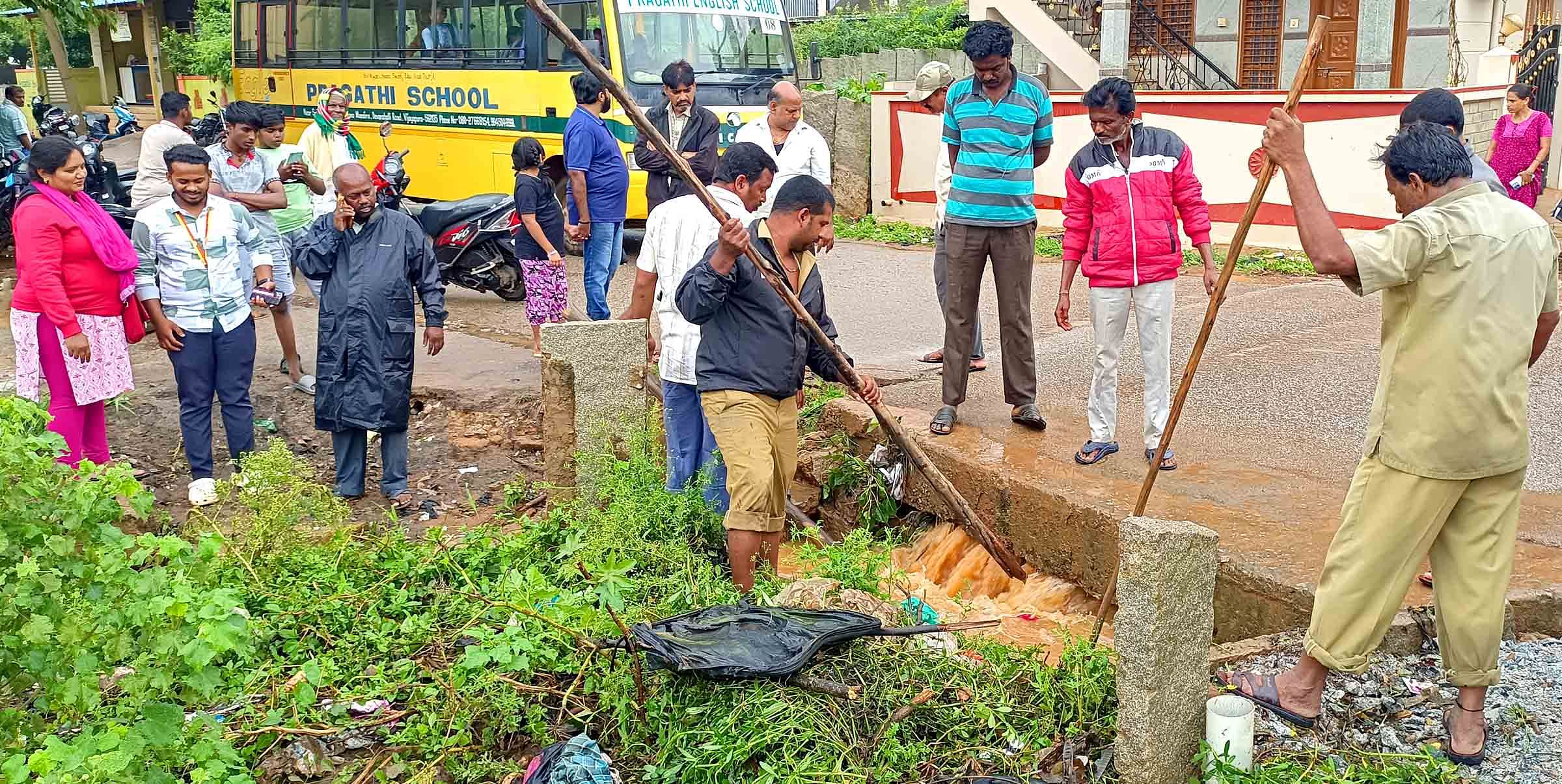 ವಿಜಯಪುರ ಮಂಡಿಬೆಲೆ ರಸ್ತೆಯಲ್ಲಿ ರಾಜಕಾಲುವೆ ನೀರಿಗೆ ಅಡ್ಡವಾಗಿದ್ದ ಕಸವನ್ನು ಪೌರಕಾರ್ಮಿಕರು ತೆರವುಗೊಳಿಸಿದರು