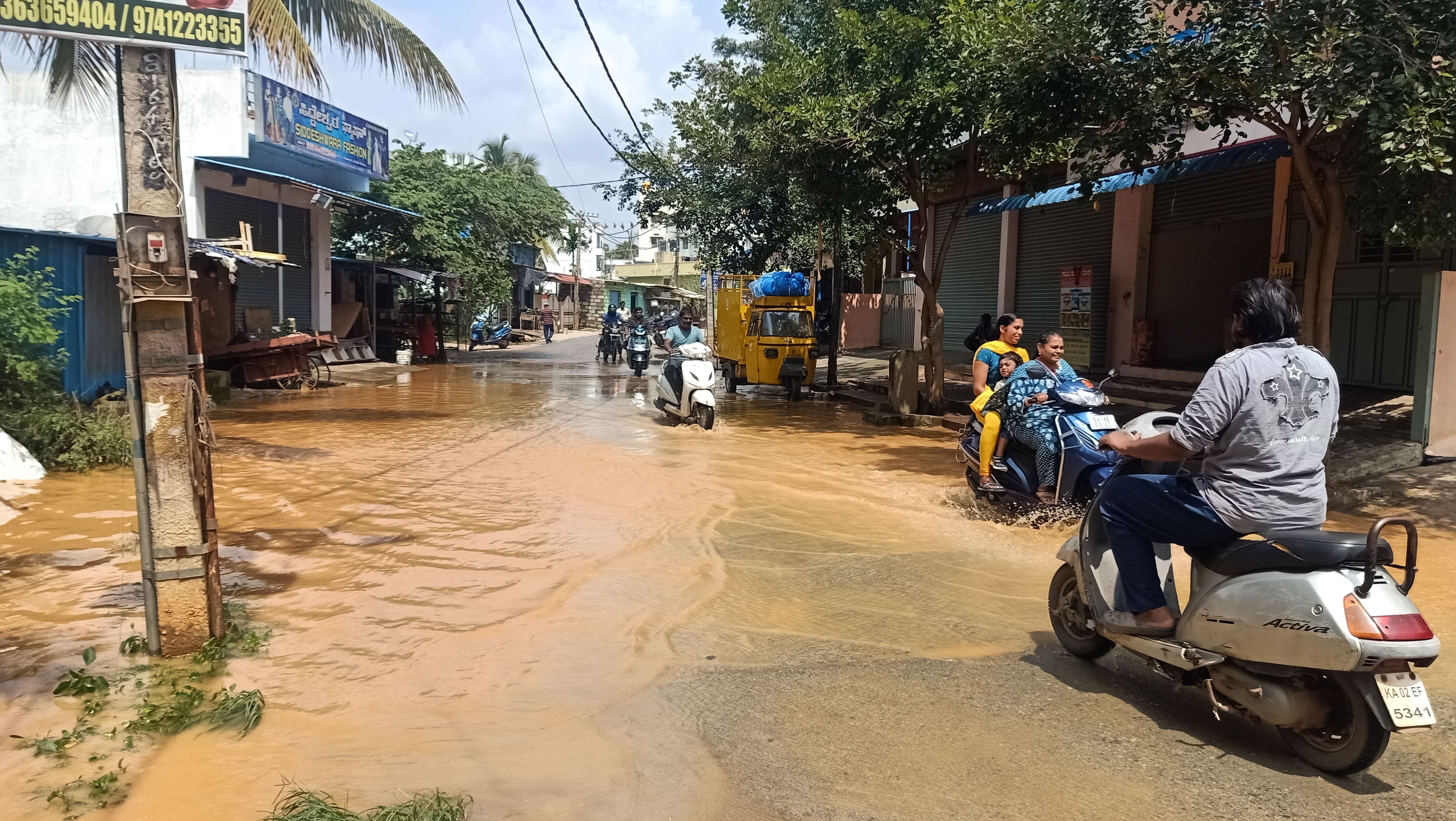 ಚಿಕ್ಕಬಾಣಾವರ ಪುರಸಭೆ ವ್ಯಾಪ್ತಿಯಲ್ಲಿ ರಸ್ತೆಗಳು ಜಲಾವೃತಗೊಂಡಿರುವುದು