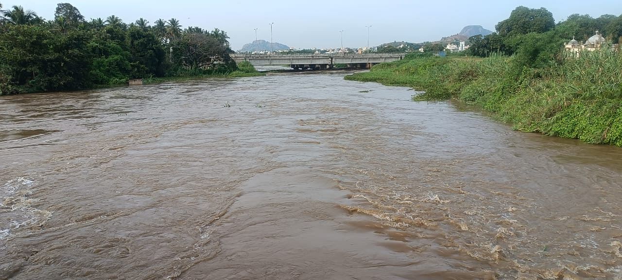 ಮಂಚನಬೆಲೆ ಜಲಾಶಯದಿಂದ ನೀರು ಬಿಡುಗಡೆ ಮಾಡಿರುವುದರಿಂದ ರಾಮನಗರದಲ್ಲಿ ಮೈದುಂಬಿ ಹರಿಯುತ್ತಿರುವ ಅರ್ಕಾವತಿ ನದಿ