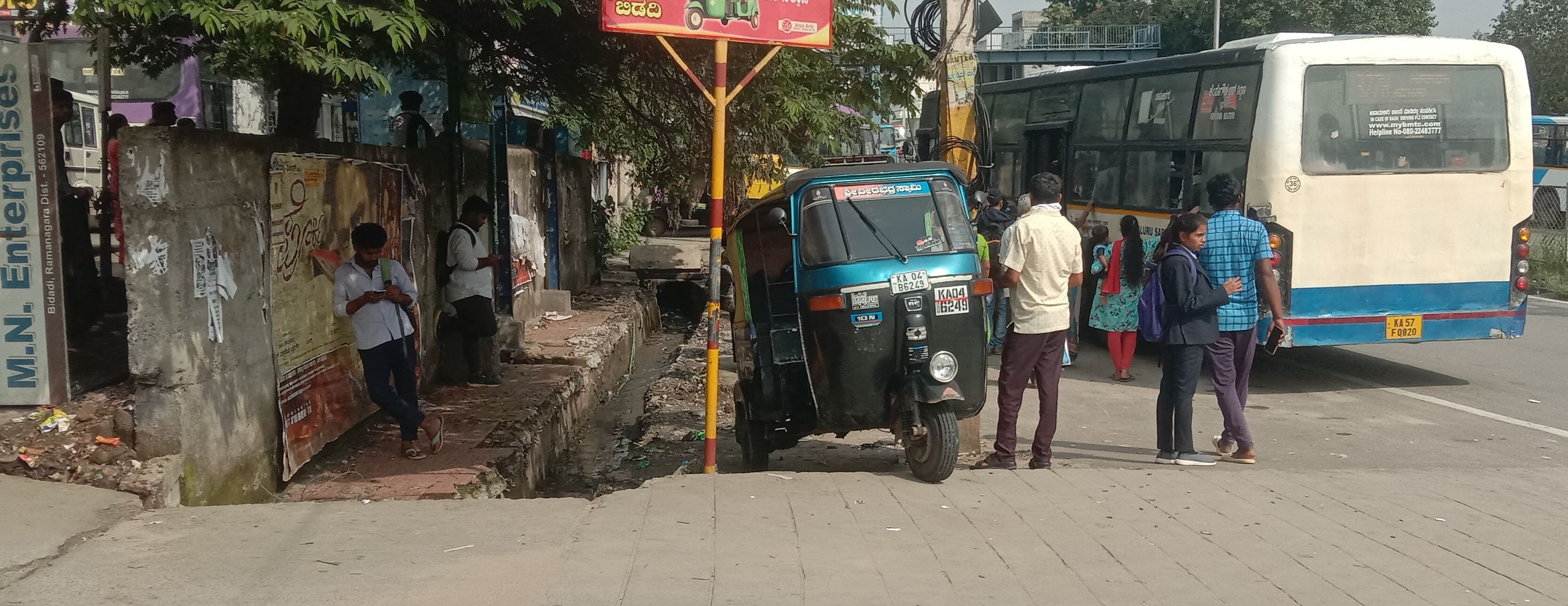 ಬಸ್‌ ನಿಲ್ದಾಣದ ಬಳಿ ಇರುವ ತೆರೆದ ಚರಂಡಿ