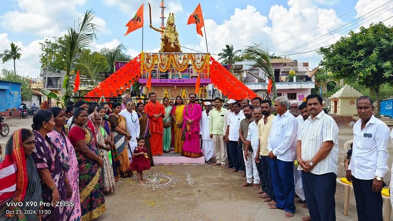 ತಾಳಿಕೋಟೆ ಪಟ್ಟಣದ ರಾಜವಾಡೆಯಲ್ಲಿ ವೀರರಾಣಿ ಕಿತ್ತೂರು ಚೆನ್ನಮ್ಮಾಜಿ ಪುತ್ಥಳಿ ನಿರ್ಮಾಣ ಸೇವಾ ಸಮಿತಿ ವತಿಯಿಂದ ವೀರರಾಣಿ ಕಿತ್ತೂರು ಚೆನ್ನಮ್ಮಳ 246 ನೇ ಜಯಂತ್ಯುತ್ಸವ ಕಾರ್ಯಕ್ರಮವನ್ನು ಬುಧವಾರ  ಆಯೋಜಿಸಲಾಗಿತ್ತು