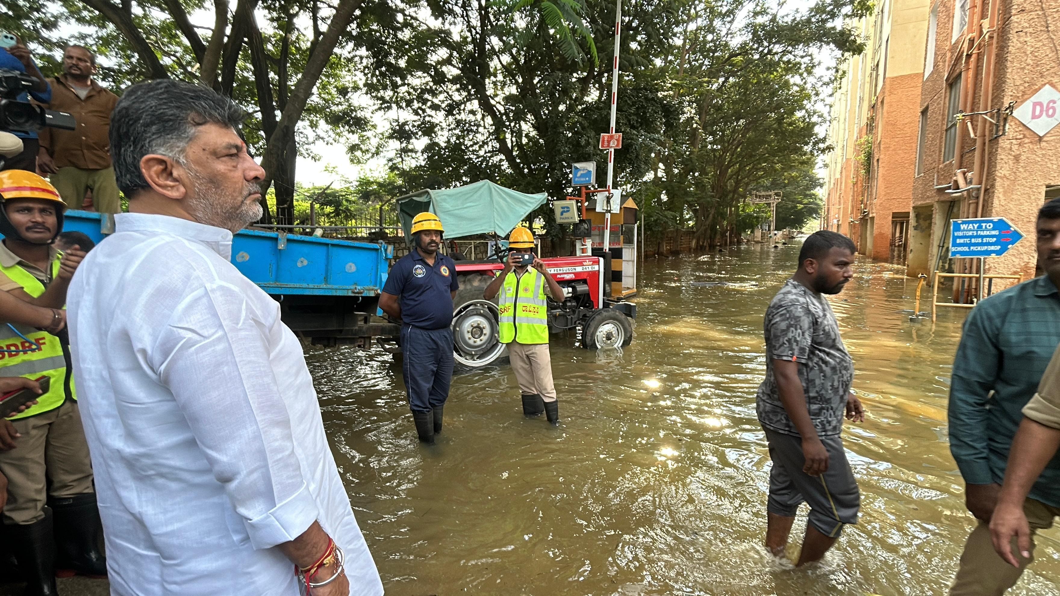 ಉಪ ಮುಖ್ಯಮಂತ್ರಿ ಡಿ.ಕೆ. ಶಿವಕುಮಾರ್‌ ಅವರು ಜಲಾವೃತಗೊಂಡಿರುವ ಯಲಹಂಕದ ಕೇಂದ್ರೀಯ ವಿಹಾರ್‌ ಅಪಾರ್ಟ್‌ಮೆಂಟ್‌ನಲ್ಲಿ ಮಂಗಳವಾರ ಪರಿಶೀಲನೆ ನಡೆಸಿದರು