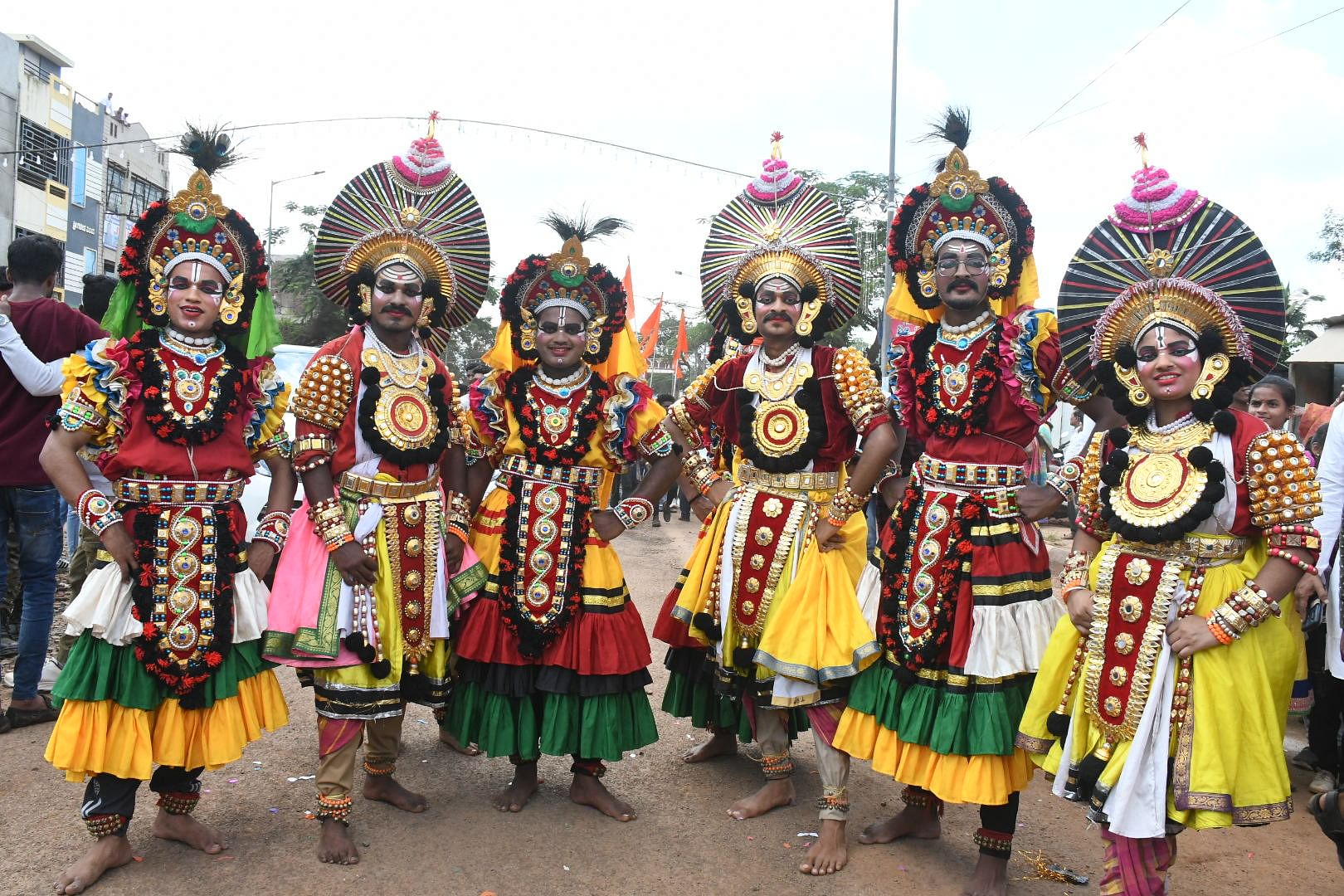 ಚನ್ನಮ್ಮನ ಕಿತ್ತೂರಿನಲ್ಲಿ ಬುಧವಾರ ನಡೆದ ಜಾನಪದ ಕಲಾವಾಹಿನಿ ಮೆರವಣಿಗೆಯಲ್ಲಿ ಯಕ್ಷಗಾನ ಕಲಾವಿದರು ಗಮನ ಸೆಳೆದರು  ಪ್ರಜಾವಾಣಿ ಚಿತ್ರ