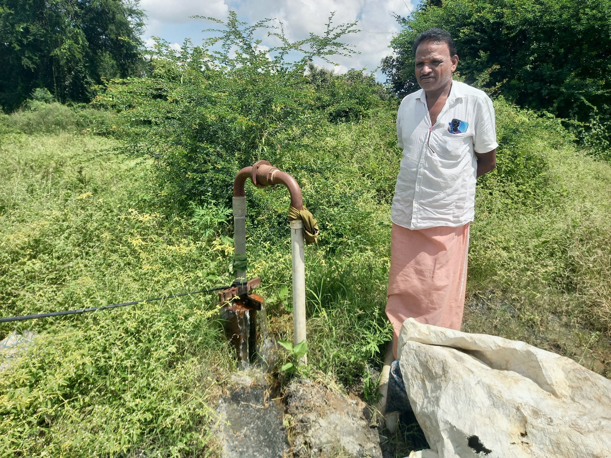 ಮಾಯಕೊಂಡ ಸುತ್ತಮುತ್ತ ಉತ್ತಮ ಮಳೆಯಾದ ಪರಿಣಾಮ ಬತ್ತಿದ್ದ ಕೊಳವೆಬಾವಿಯಲ್ಲಿ ನೀರು ಉಕ್ಕಿ ಹರಿಯುತ್ತಿರುವುದು