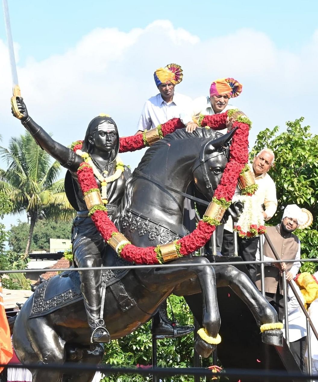 ಬೆಳಗಾವಿ ಸಮೀಪದ ಕಾಕತಿ ಗ್ರಾಮದಲ್ಲಿ ಬುಧವಾರ ಕಿತ್ತೂರು ವಿಜಯೋತ್ಸವ ಅಂಗವಾಗಿ ಸಚಿವ ಸತೀಶ ಜಾರಕಿಹೊಳಿ ಹಾಗೂ ಶಾಸಕ ಆಸಿಫ್‌ ಸೇಠ್‌ ಅವರು ರಾಣಿ ಚನ್ನಮ್ಮನ ಪ್ರತಿಮೆಗೆ ಮಾಲಾರ್ಪಣೆ ಮಾಡಿದರು