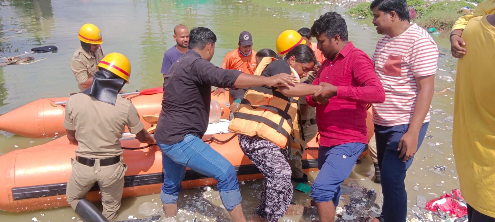 ಗ್ರೀನ್ ಗಾರ್ಡನ್ ಬಡಾವಣೆಯ ನಿವಾಸಿಗಳನ್ನು ಅಗ್ನಿಶಾಮಕ ಸಿಬ್ಬಂದಿ ಬೋಟ್ ಮೂಲಕ ಸುರಕ್ಷಿತ ಸ್ಥಳಕ್ಕೆ ಕರೆದೊಯ್ದರು