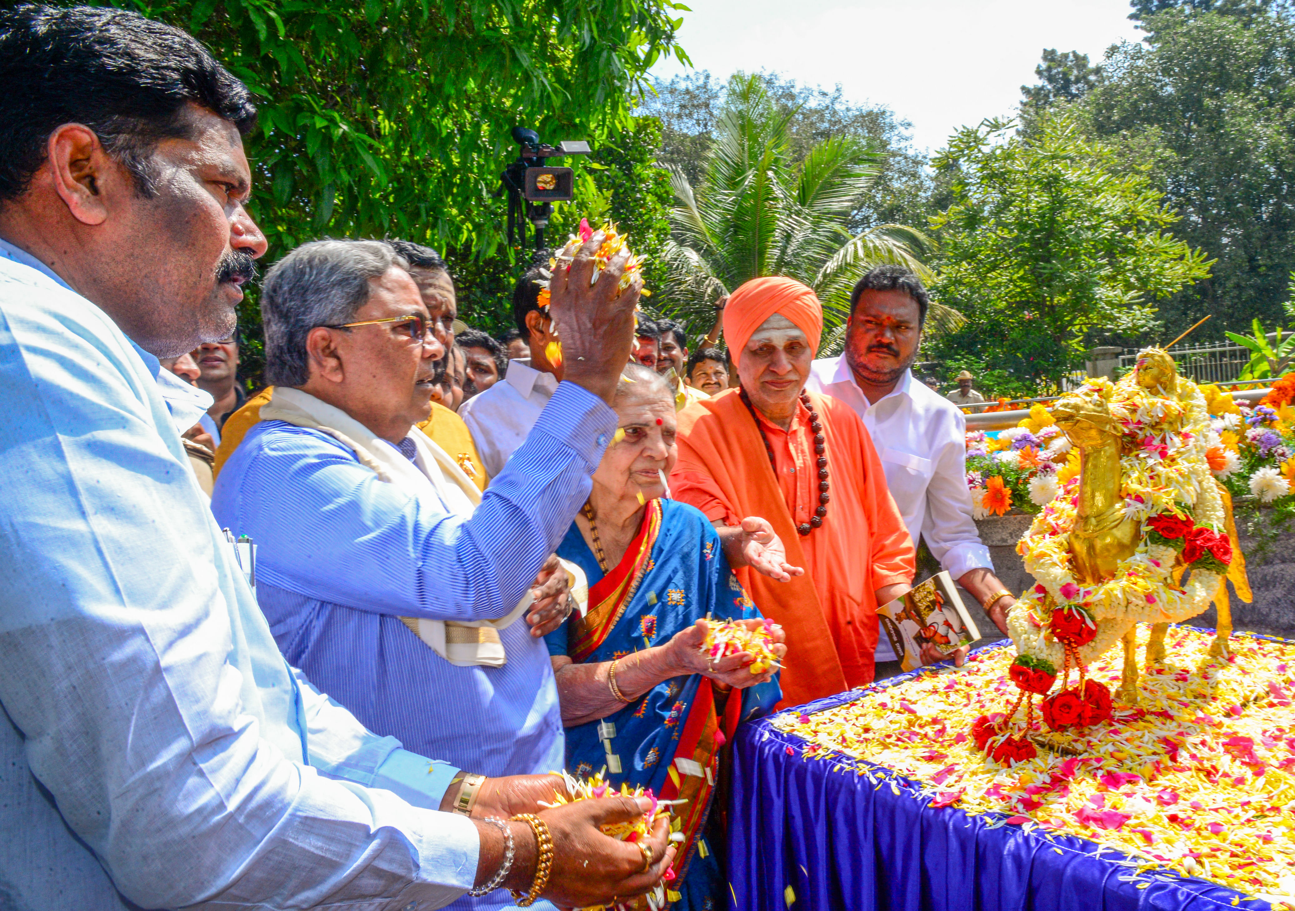 ಕಿತ್ತೂರು ರಾಣಿ ಚನ್ನಮ್ಮ ಜಯಂತಿ ಕಾರ್ಯಕ್ರಮದಲ್ಲಿ ಮುಖ್ಯಮಂತ್ರಿ ಸಿದ್ದರಾಮಯ್ಯ ಅವರು ರಾಣಿ ಚನ್ನಮ್ಮ ಪ್ರತಿಮೆಗೆ ಪುಷ್ಪ ನಮನ ಸಲ್ಲಿಸಿದರು. ಸಚಿವ ಶಿವರಾಜ ಎಸ್. ತಂಗಡಗಿ, ಮಾಜಿ ಸಚಿವೆ ಲೀಲಾದೇವಿ ಆರ್. ಪ್ರಸಾದ್, ಬೇಲಿ ಮಠದ ಶಿವರುದ್ರ ಸ್ವಾಮೀಜಿ ಭಾಗವಹಿಸಿದ್ದರು - ಪ್ರಜಾವಾಣಿ ಚಿತ್ರ