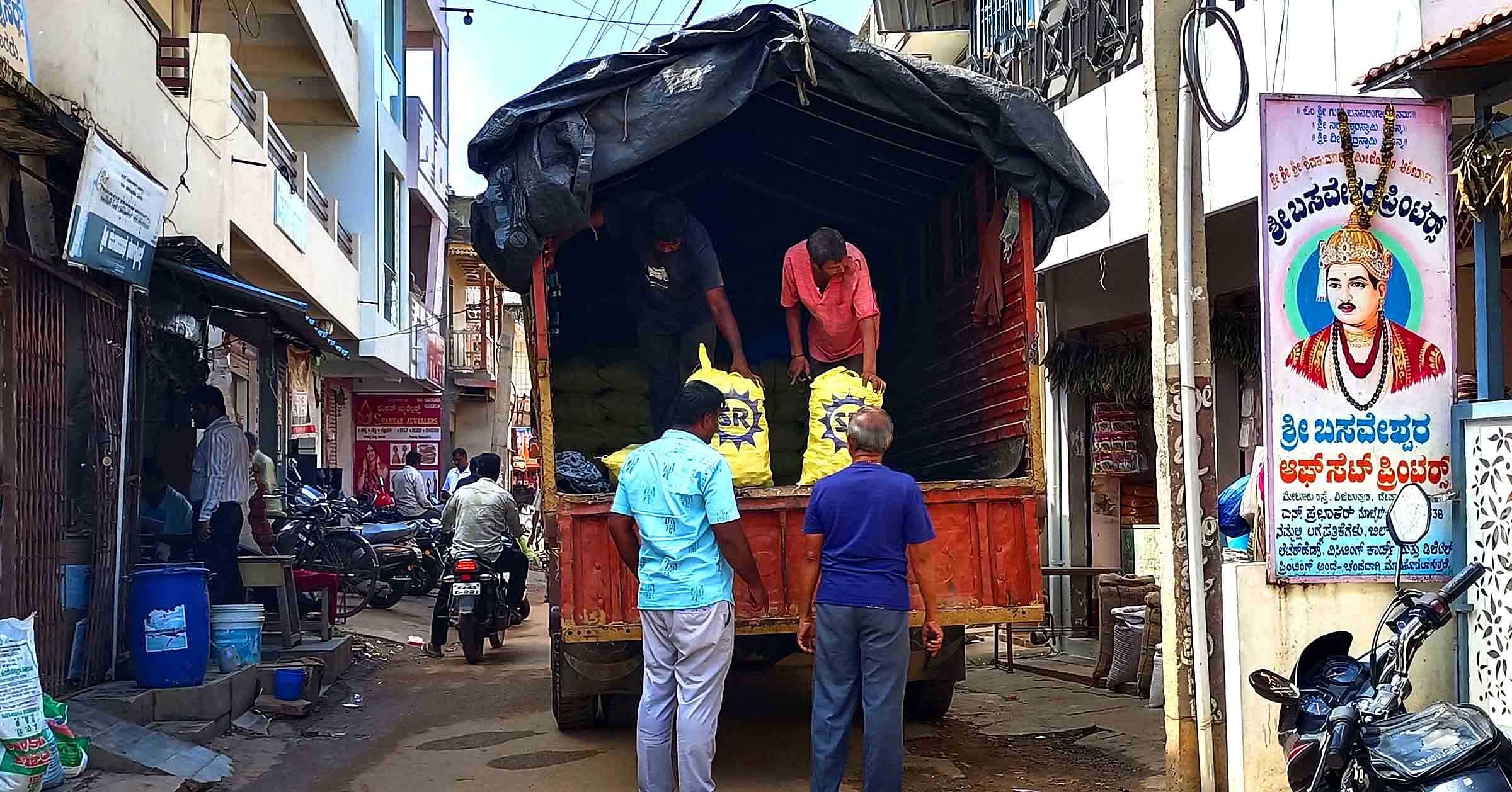 ವಿಜಯಪುರದ ಗಾಂಧೀಚೌಕದ ರಸ್ತೆಯಲ್ಲಿ ಸರಕು ಸಾಗಾಣಿಕೆಯ ವಾಹನ ನಿಲ್ಲಿಸಿಕೊಂಡಿರುವುದು.