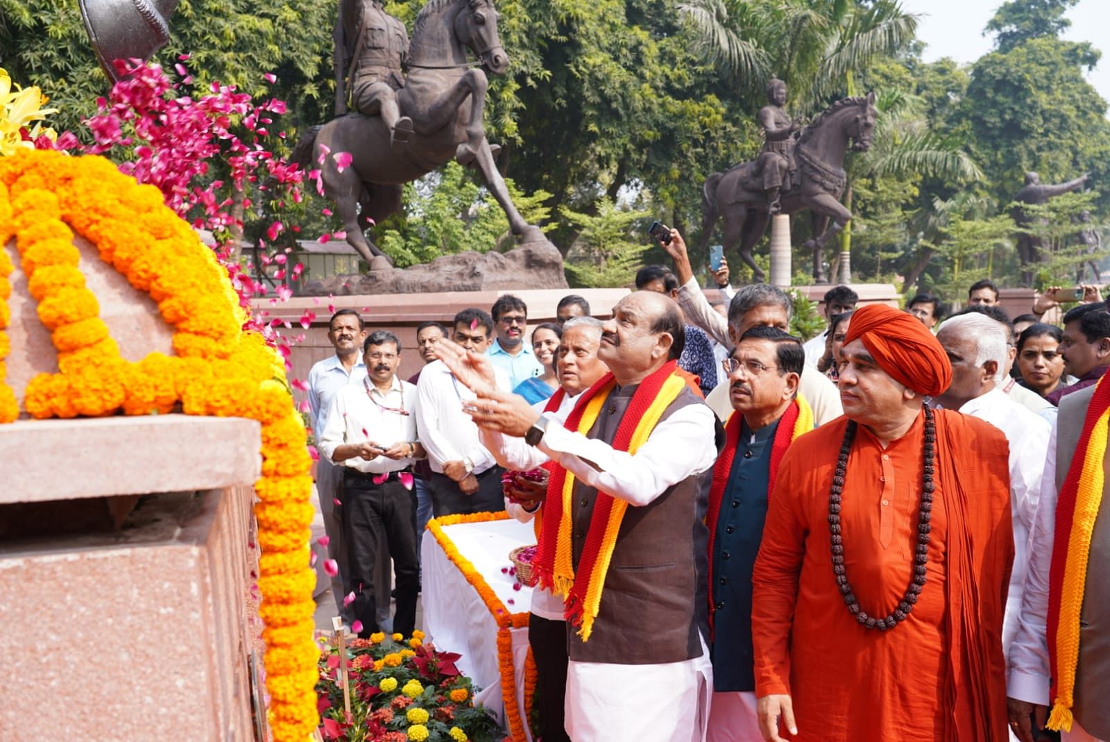 ಚನ್ನಮ್ಮ ಪ್ರತಿಮೆಗೆ ವಿ. ಸೋಮಣ್ಣ, ಓಂಬಿರ್ಲಾ ಪುಷ್ಪನಮನ ಸಲ್ಲಿಸಿದರು. ಪ್ರಲ್ಹಾದ ಜೋಶಿ, ಜಯ ಮೃತ್ಯುಂಜಯ ಸ್ವಾಮೀಜಿ, ಈರಣ್ಣ ಕಡಾಡಿ ಮತ್ತಿತರರು ಇದ್ದಾರೆ. 