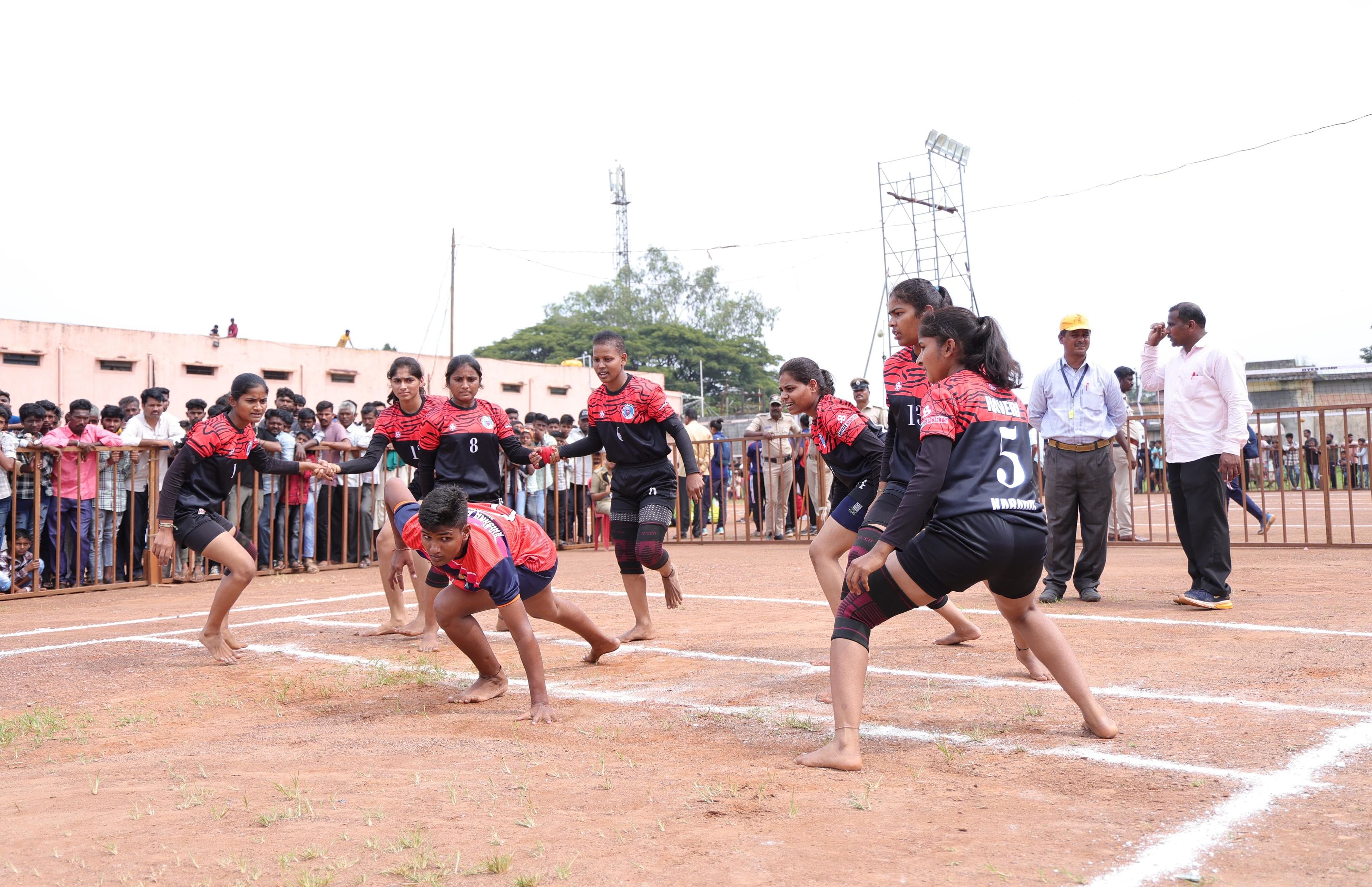 ಕಿತ್ತೂರು ವಿಜಯೋತ್ಸವ ಅಂಗವಾಗಿ ಚನ್ನಮ್ಮನ ಕಿತ್ತೂರಿನಲ್ಲಿ ಗುರುವಾರ ನಡೆದ ಮಹಿಳೆಯರ ವಿಭಾಗದ ರಾಜ್ಯಮಟ್ಟದ ಕಬಡ್ಡಿಯಲ್ಲಿ ದೇಸೂರು ತಂಡದ ಆಟಗಾರ್ತಿ ಚಿಂಚಲಿ ತಂಡದ ಮೇಲೆ ದಾಳಿ ನಡೆಸಿದರು  ಪ್ರಜಾವಾಣಿ ಚಿತ್ರ