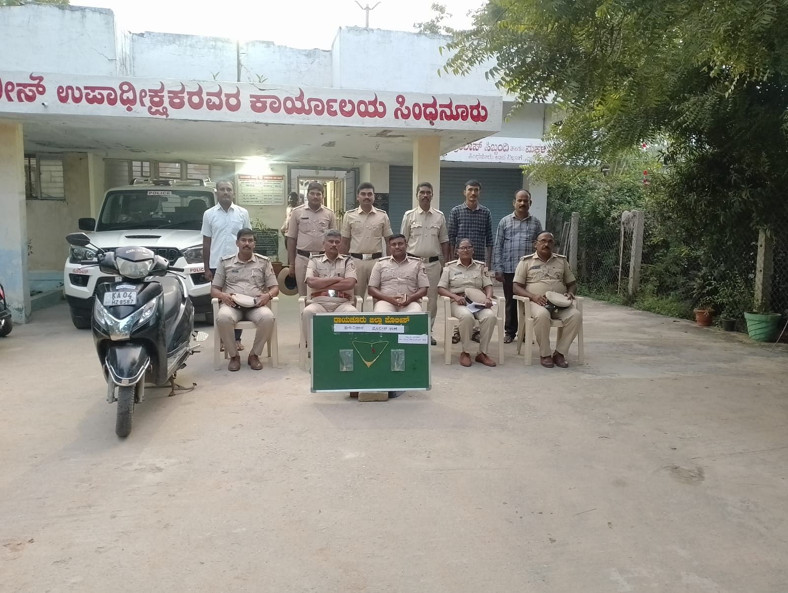 ತುರ್ವಿಹಾಳ ಪಟ್ಟಣದಲ್ಲಿ ನಡೆದಿದ್ದ ಕಳ್ಳತನ ಪ್ರಕರಣದ ಆರೋಪಿಯನ್ನು ಬಂಧಿಸಿದ ಪೊಲೀಸ್‌ ಅಧಿಕಾರಿಗಳ ತಂಡ