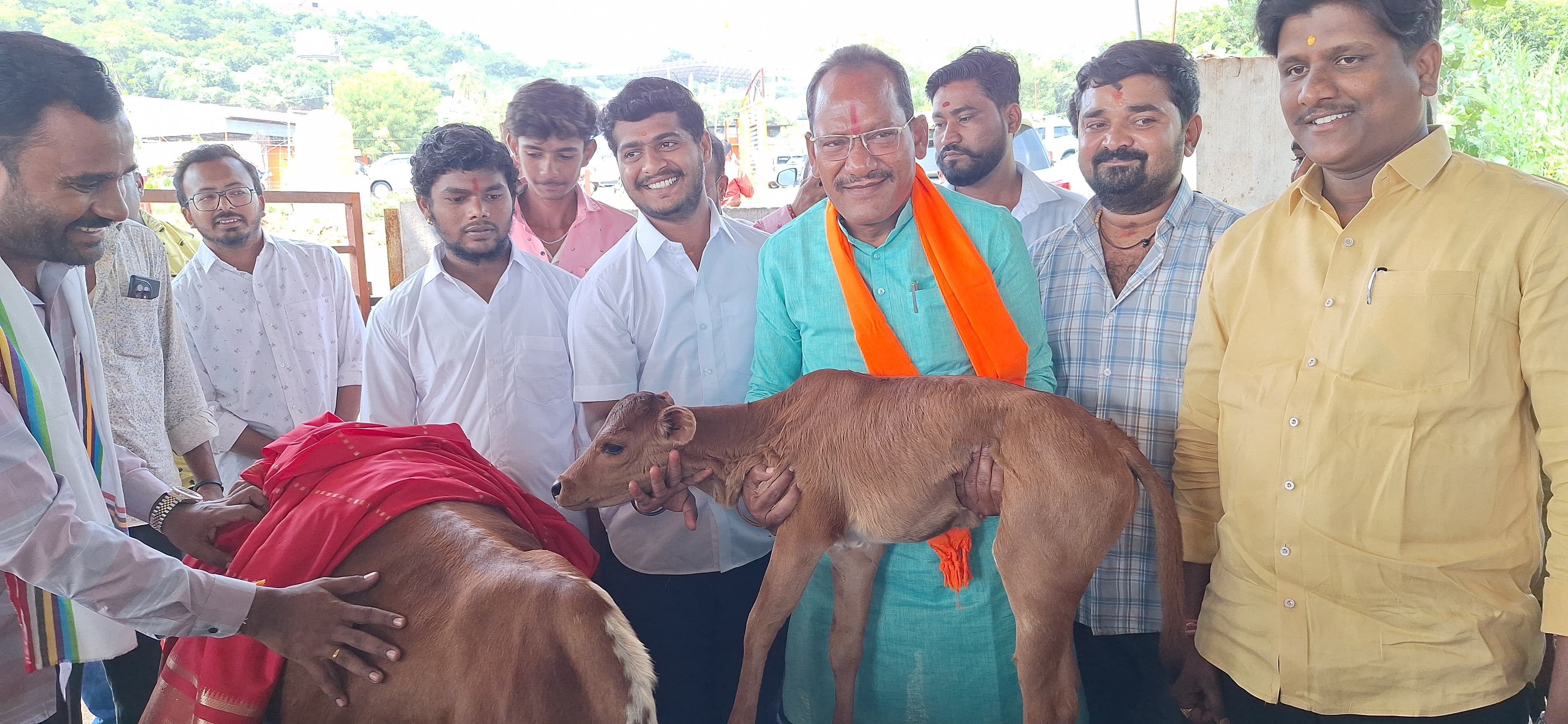 ಶಾಸಕ ಪ್ರಭು ಚವಾಣ್‌ ಅವರು ಬೀದರ್‌ನ ವಿಷ್ಣುಪ್ರಿಯಾ ಗೋಶಾಲೆಗೆ ಗುರುವಾರ ಭೇಟಿ ನೀಡಿದರು